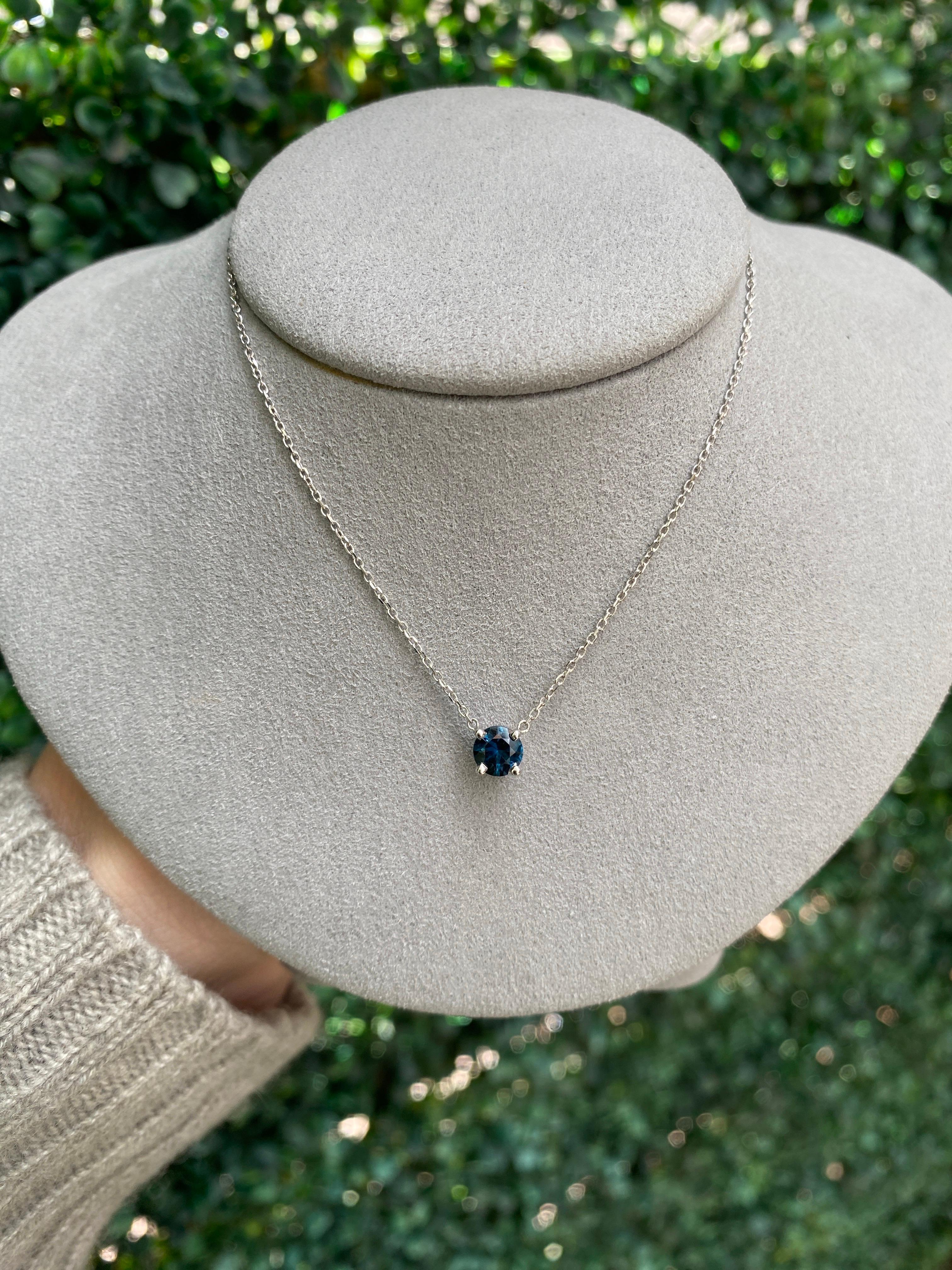 Collana con ciondolo in oro bianco 14 carati con zaffiro rotondo verde bluastro naturale in vendita 7