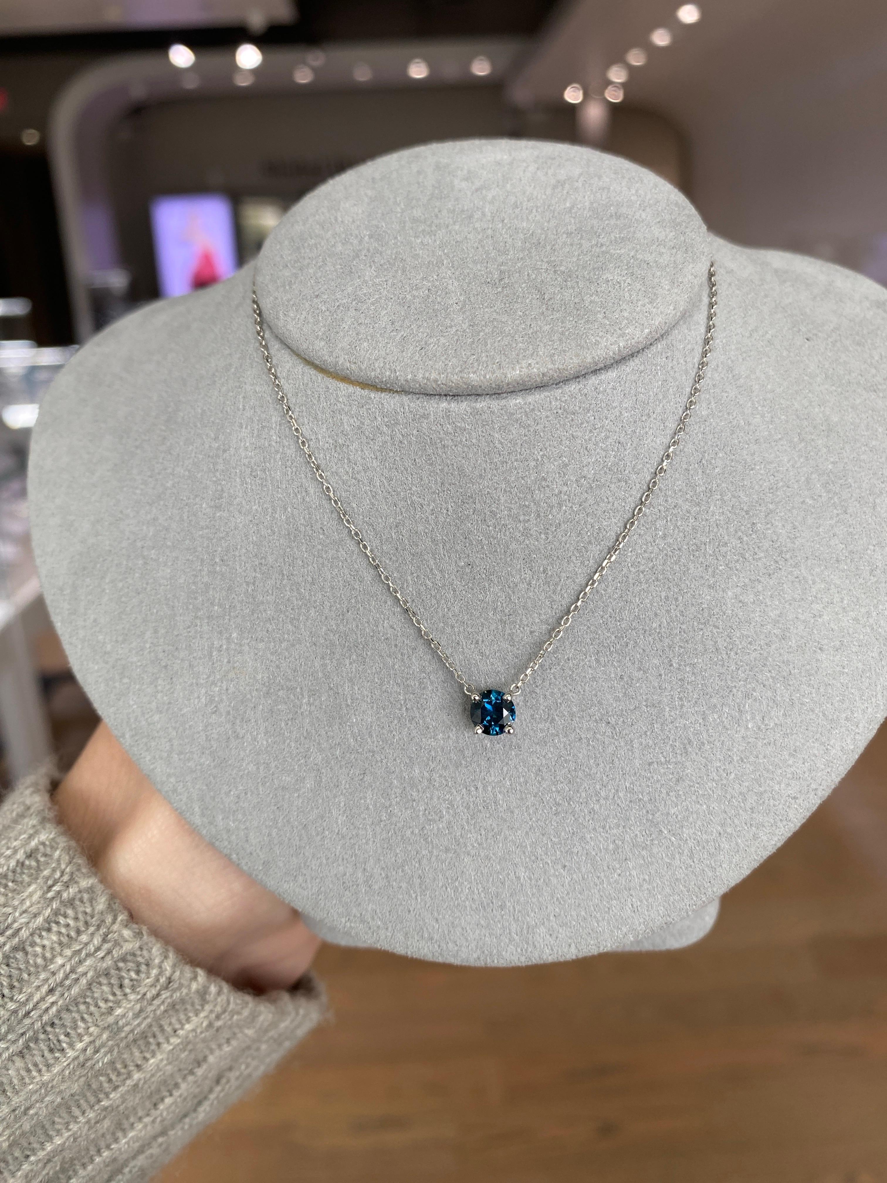 Taglio rotondo Collana con ciondolo in oro bianco 14 carati con zaffiro rotondo verde bluastro naturale in vendita