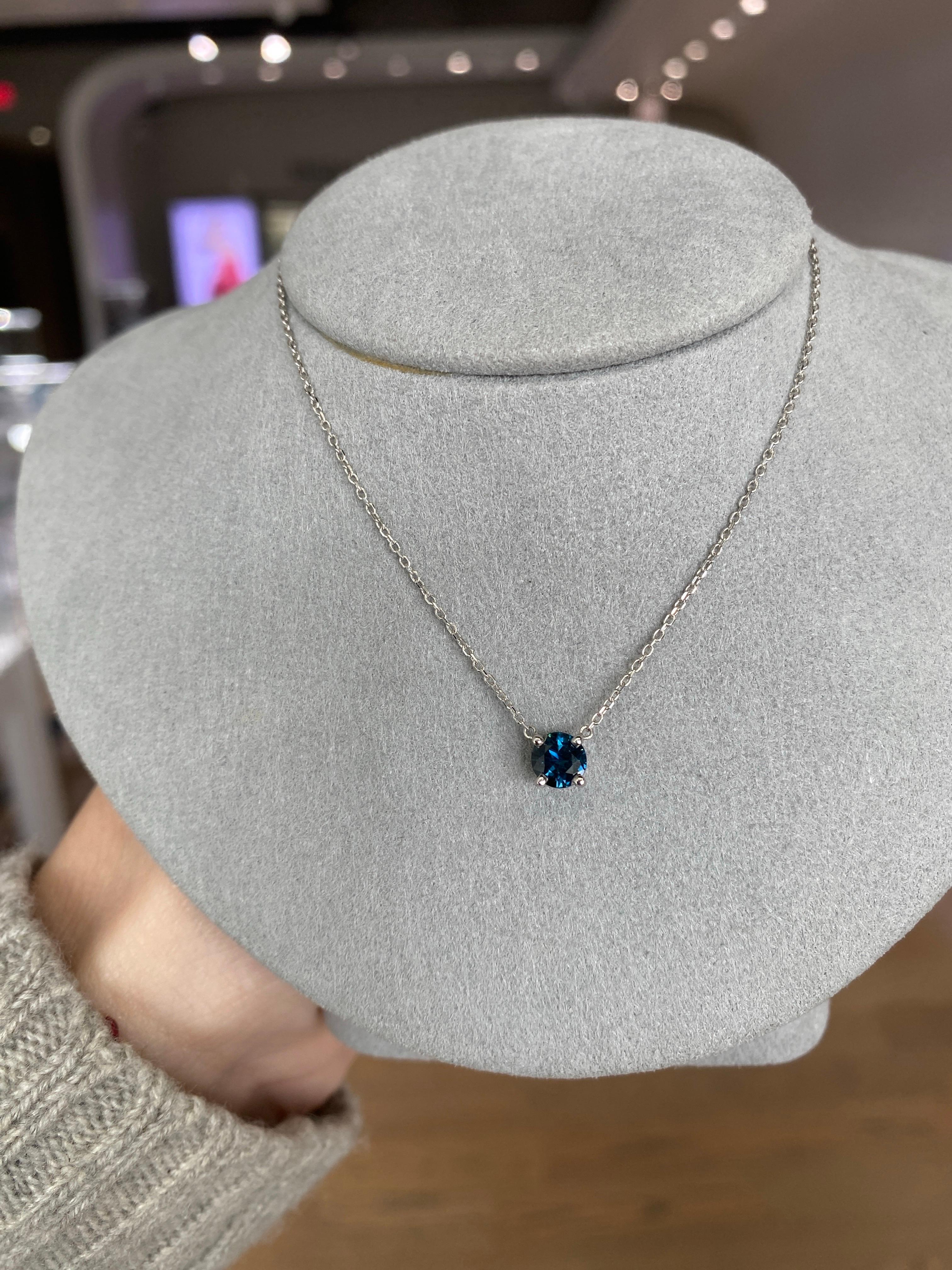Collana con ciondolo in oro bianco 14 carati con zaffiro rotondo verde bluastro naturale In condizioni Nuovo in vendita a Houston, TX