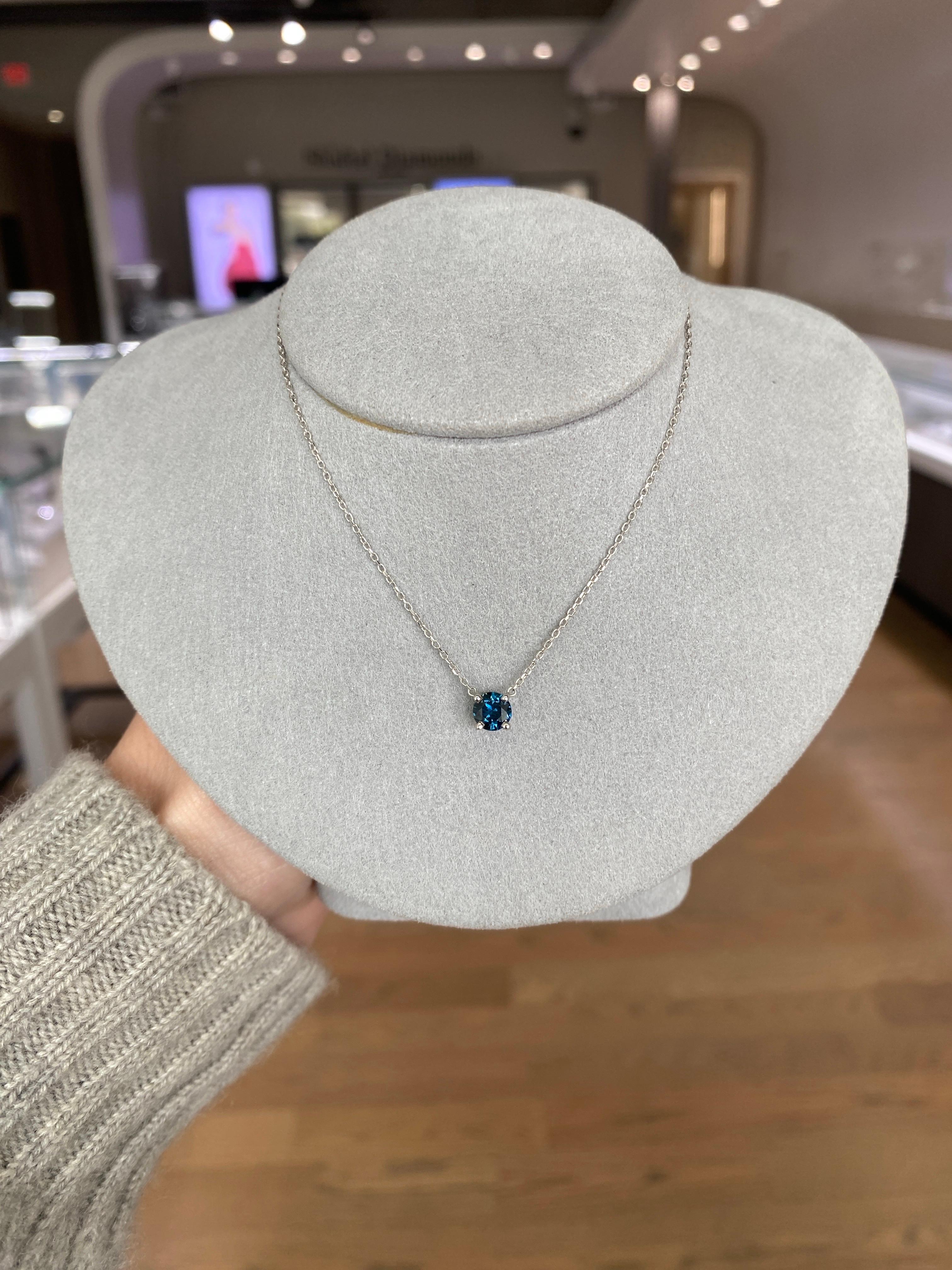 Collana con ciondolo in oro bianco 14 carati con zaffiro rotondo verde bluastro naturale in vendita 1