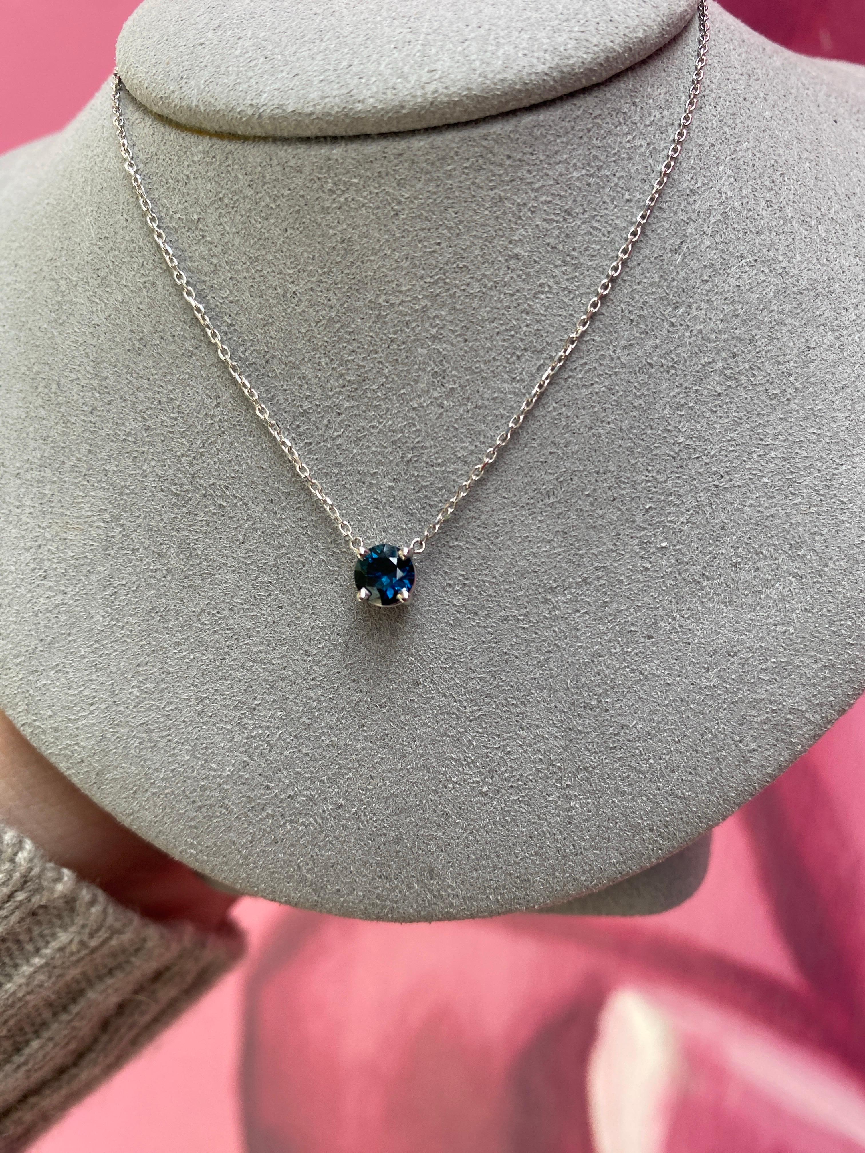 Collana con ciondolo in oro bianco 14 carati con zaffiro rotondo verde bluastro naturale in vendita 2