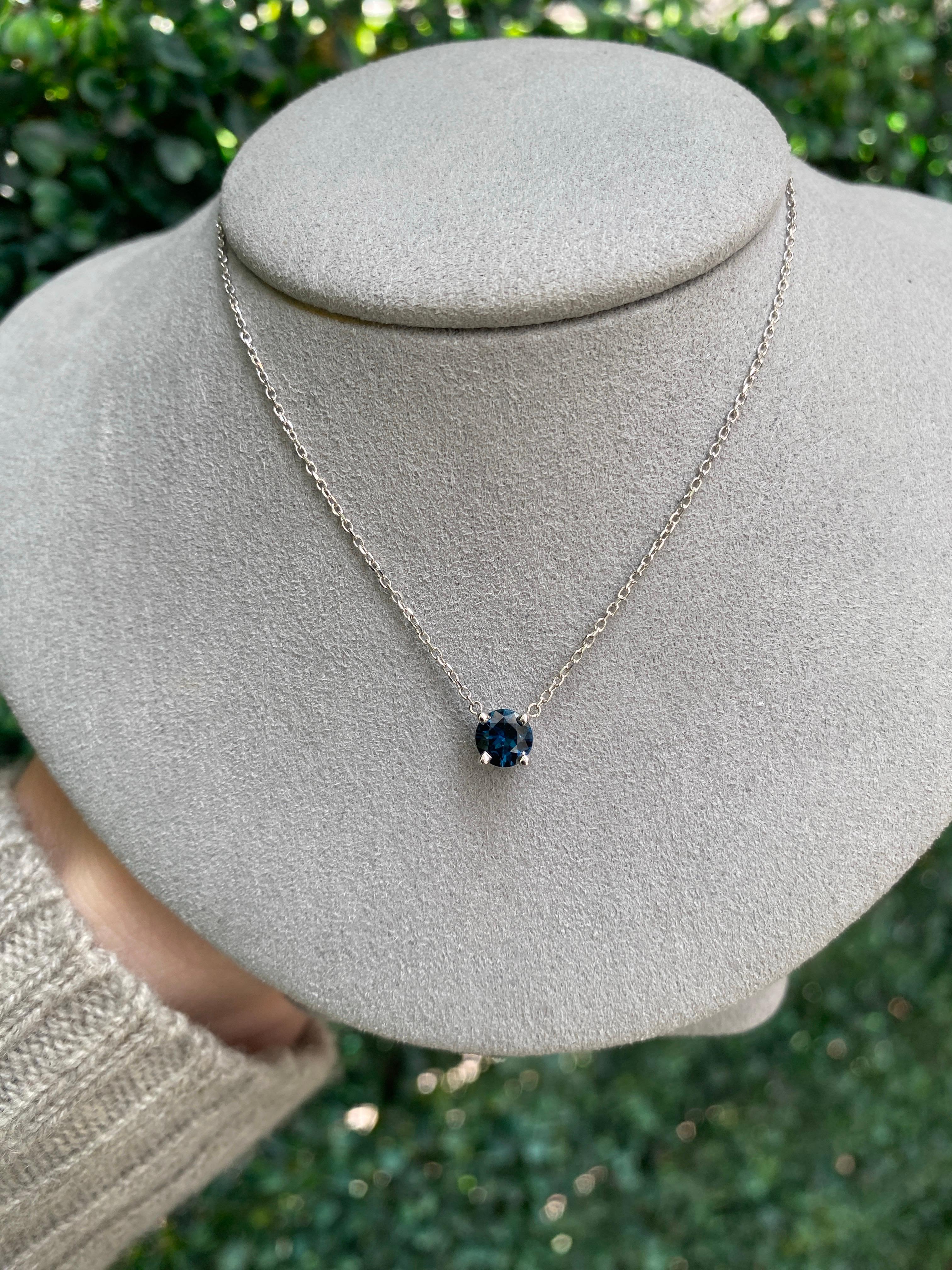 Collana con ciondolo in oro bianco 14 carati con zaffiro rotondo verde bluastro naturale in vendita 4