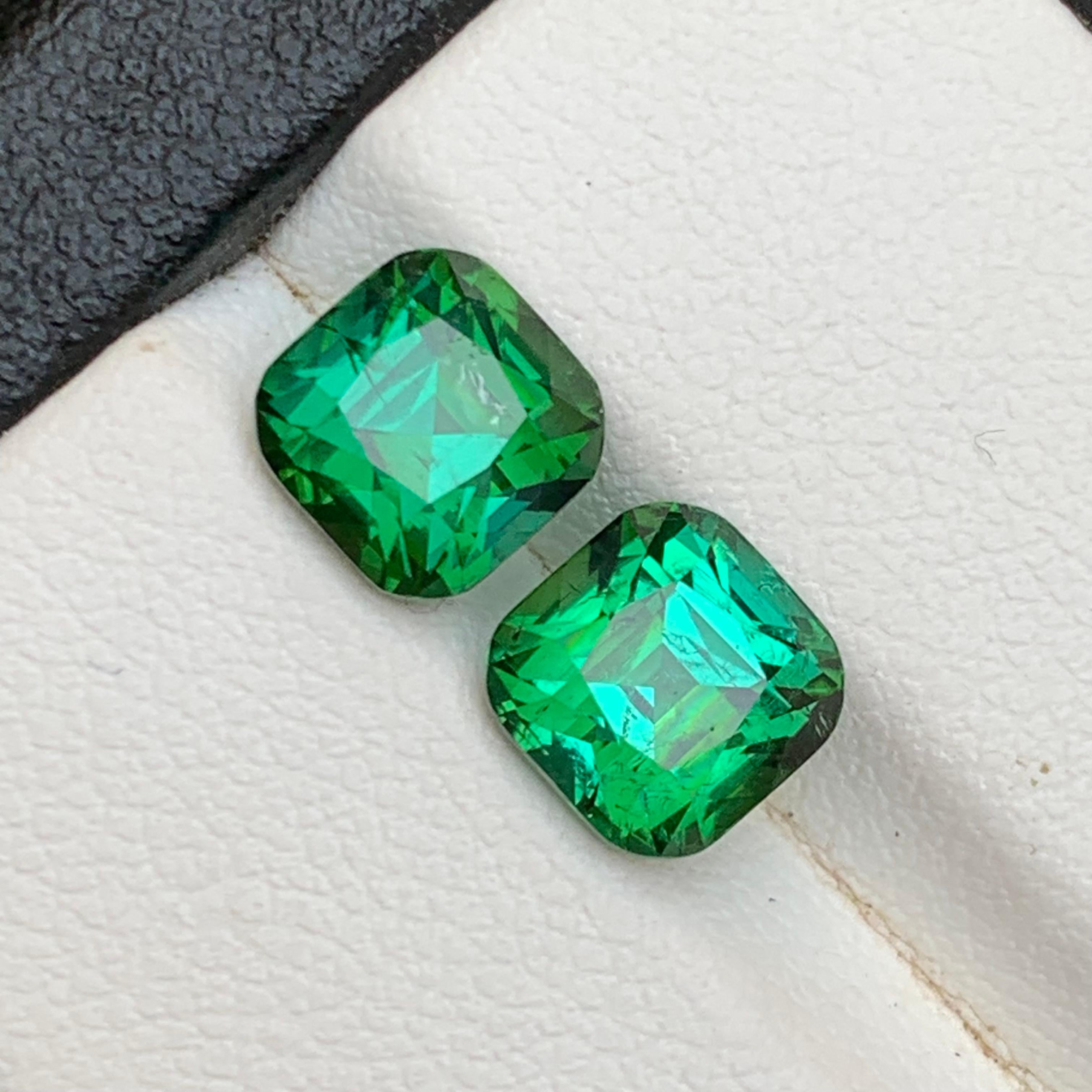 Coppia di gemme sfuse di Greene & Greene Greene per orecchini, anelli, collane, ciondoli, bracciali o qualsiasi altro gioiello - taglio a cuscino dall'Afghanistan di Kunar!

💎 TIPO DI GEMMA: Tormalina
⚖️ PESO: 4,59 Carati
🪚 FORMA E TAGLIO: Taglio