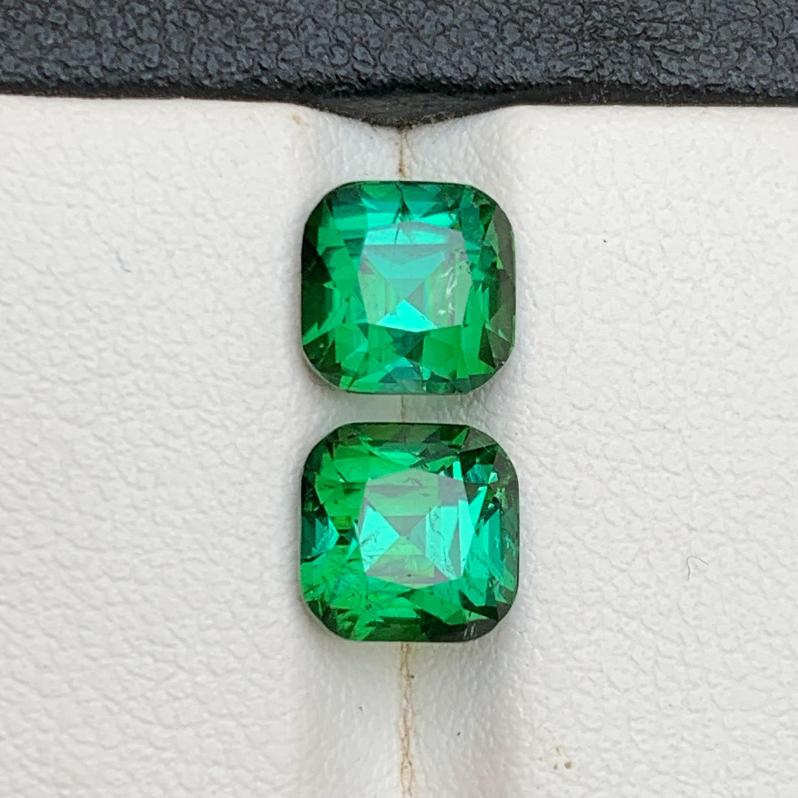 Contemporaneo Tormalina verde naturale di tonalità bluastra da 4,59 carati con taglio a cuscino, coppia di gemme sciolte in vendita