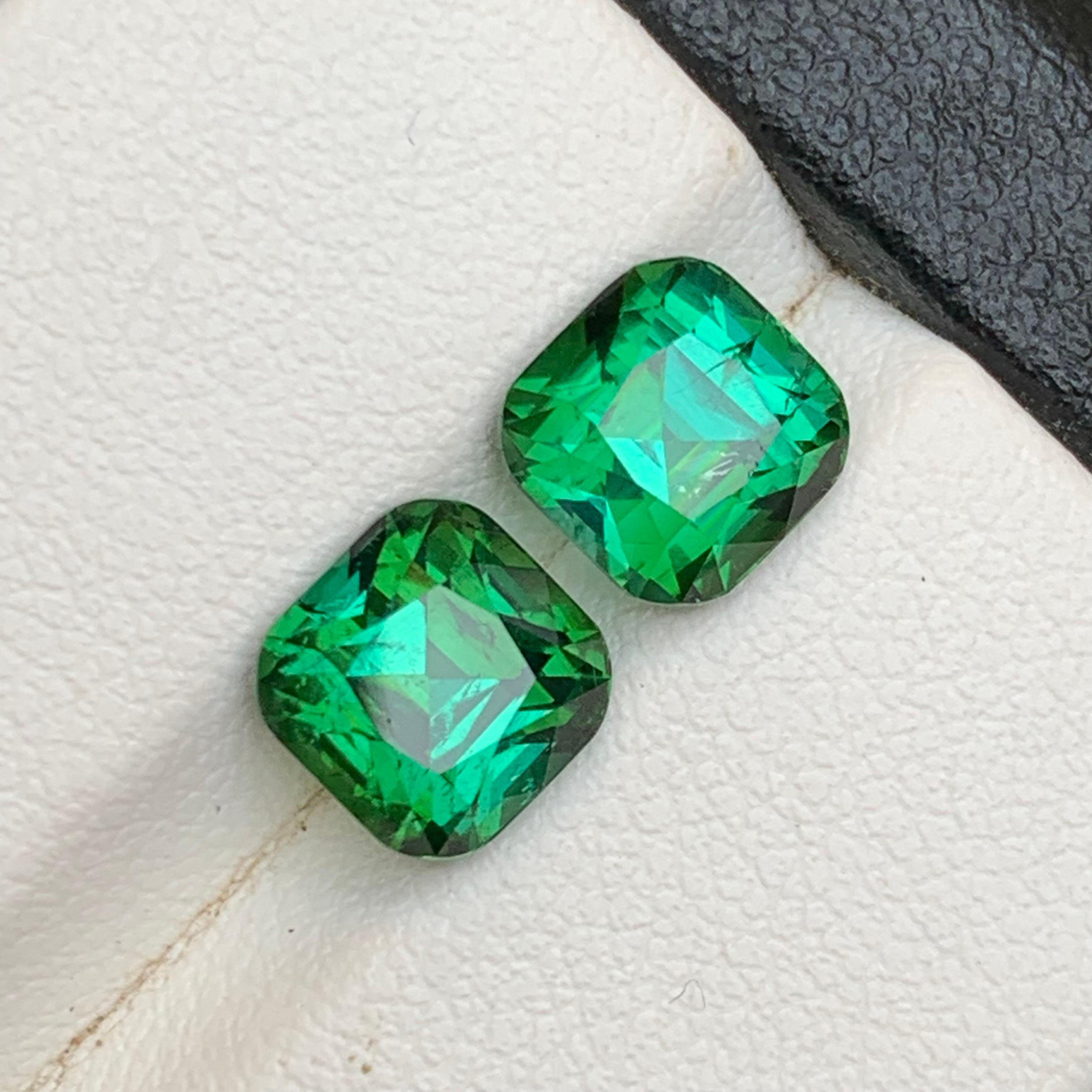 Taglio cuscino Tormalina verde naturale di tonalità bluastra da 4,59 carati con taglio a cuscino, coppia di gemme sciolte in vendita