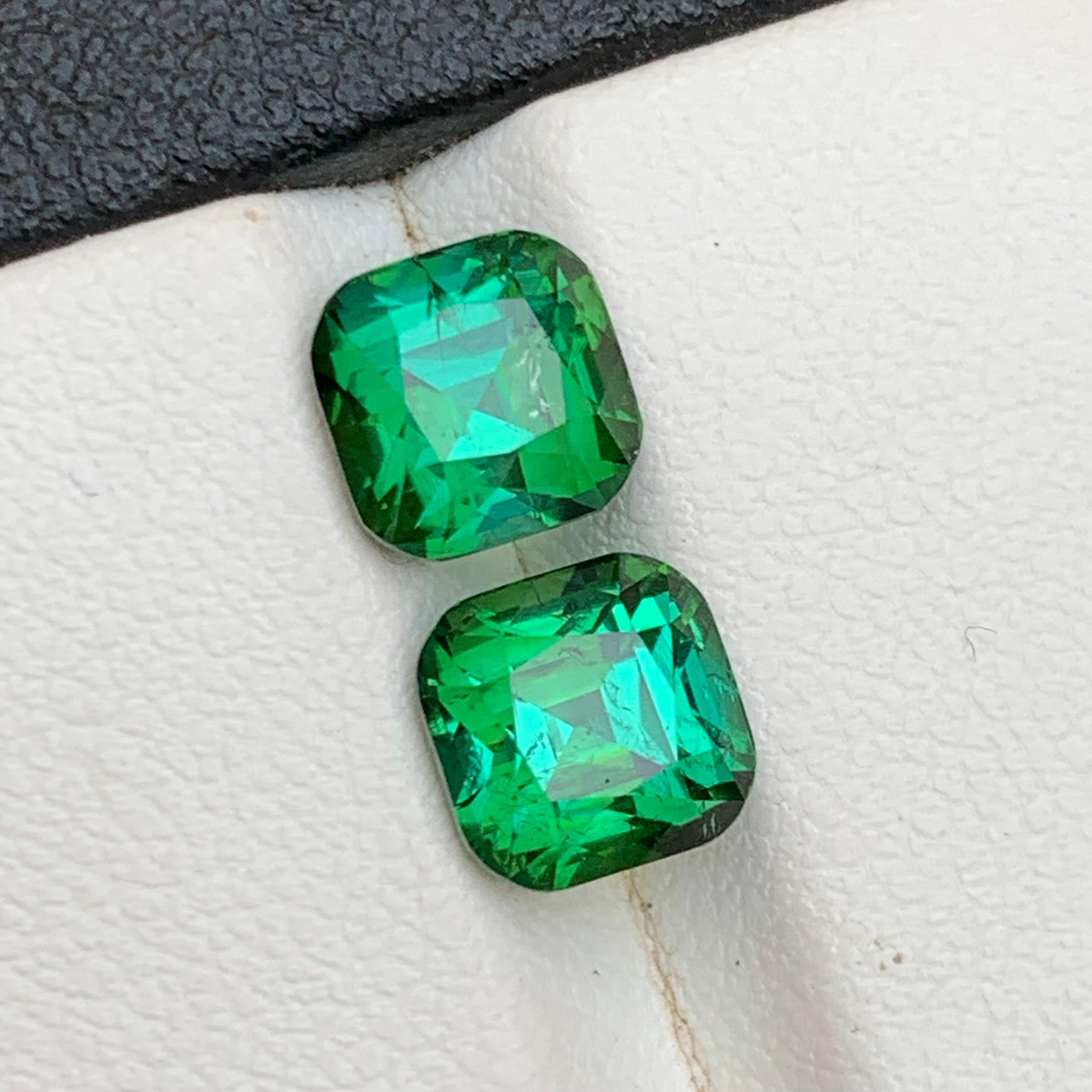 Tormalina verde naturale di tonalità bluastra da 4,59 carati con taglio a cuscino, coppia di gemme sciolte In condizioni Nuovo in vendita a Peshawar, PK