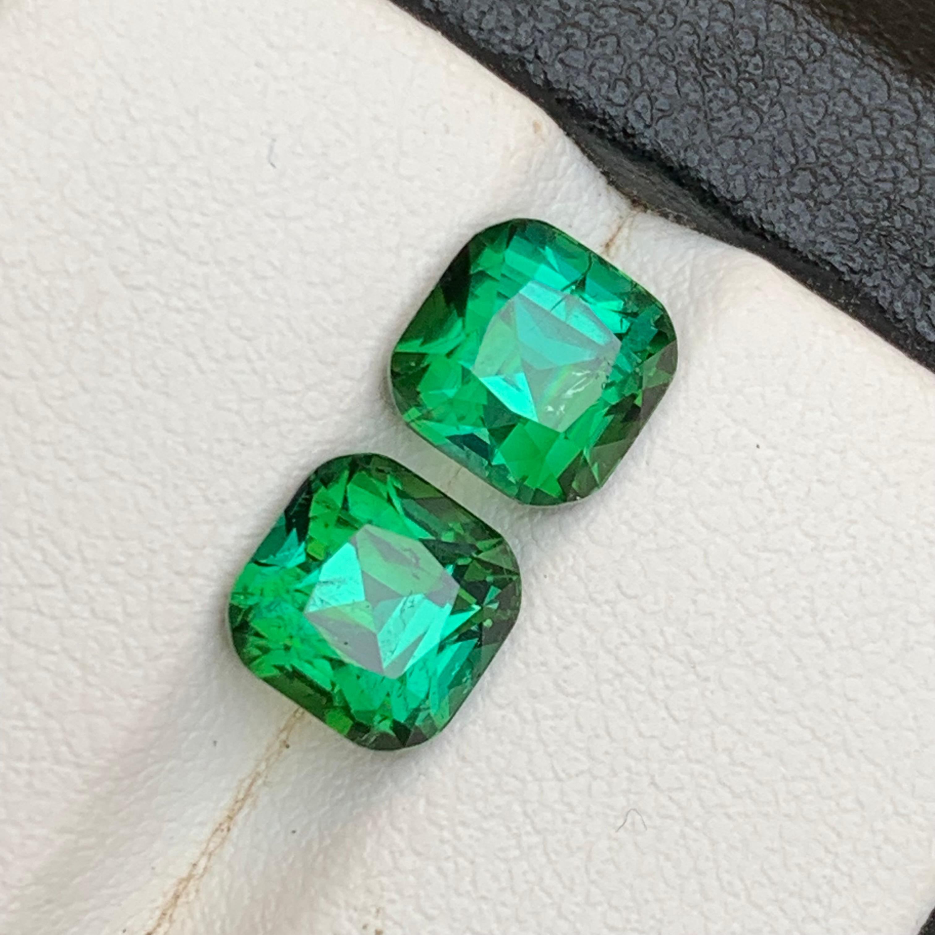 Tormalina verde naturale di tonalità bluastra da 4,59 carati con taglio a cuscino, coppia di gemme sciolte in vendita 2