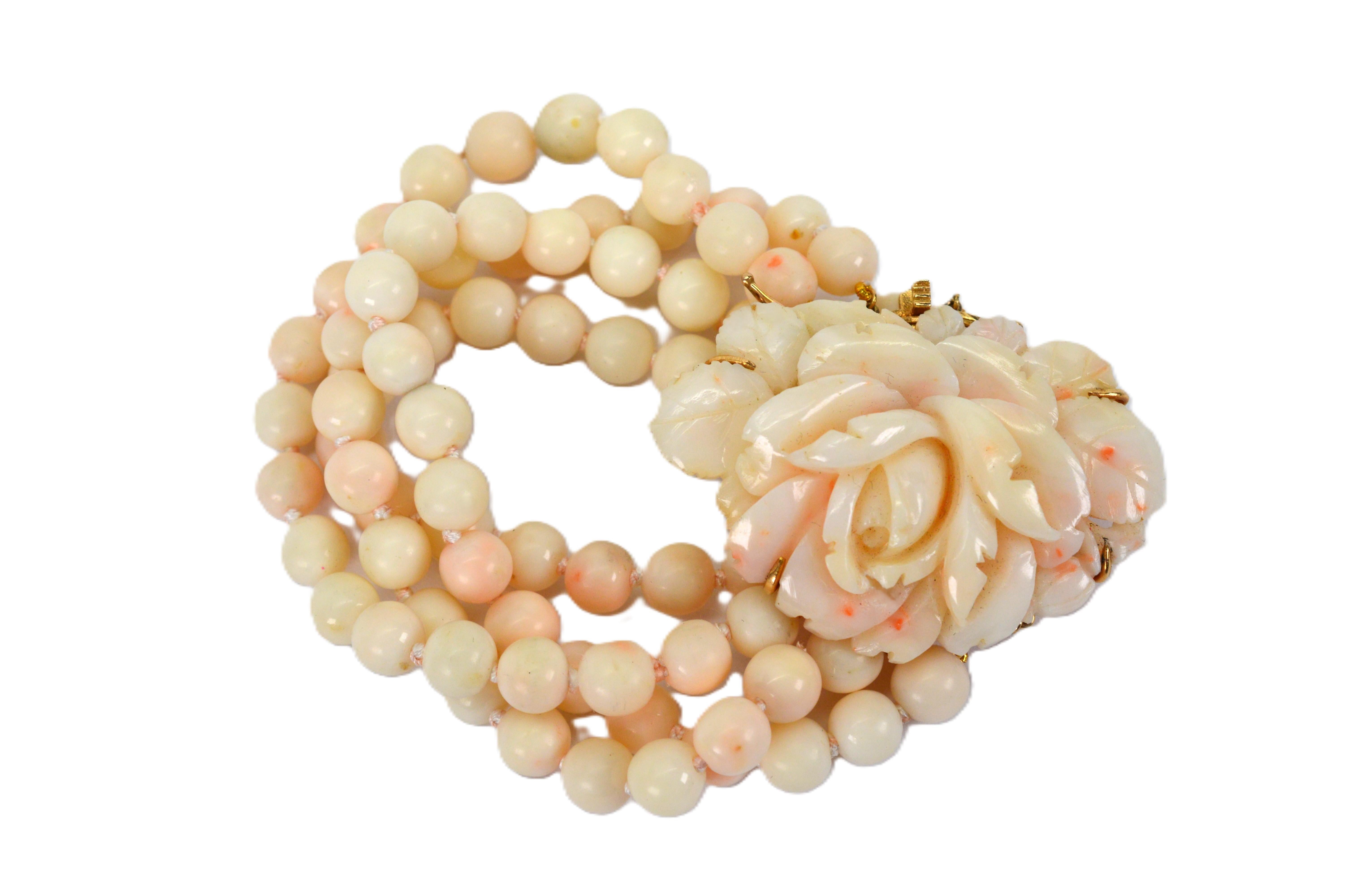 Round Cut Natural Blush Coral Bead Bracelet w Carved Rose Bud 14 Karat Yellow Gold Clasp For Sale