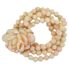 Bracciale di perle di corallo naturale con bocciolo di rosa intagliato, chiusura in oro giallo 14 carati