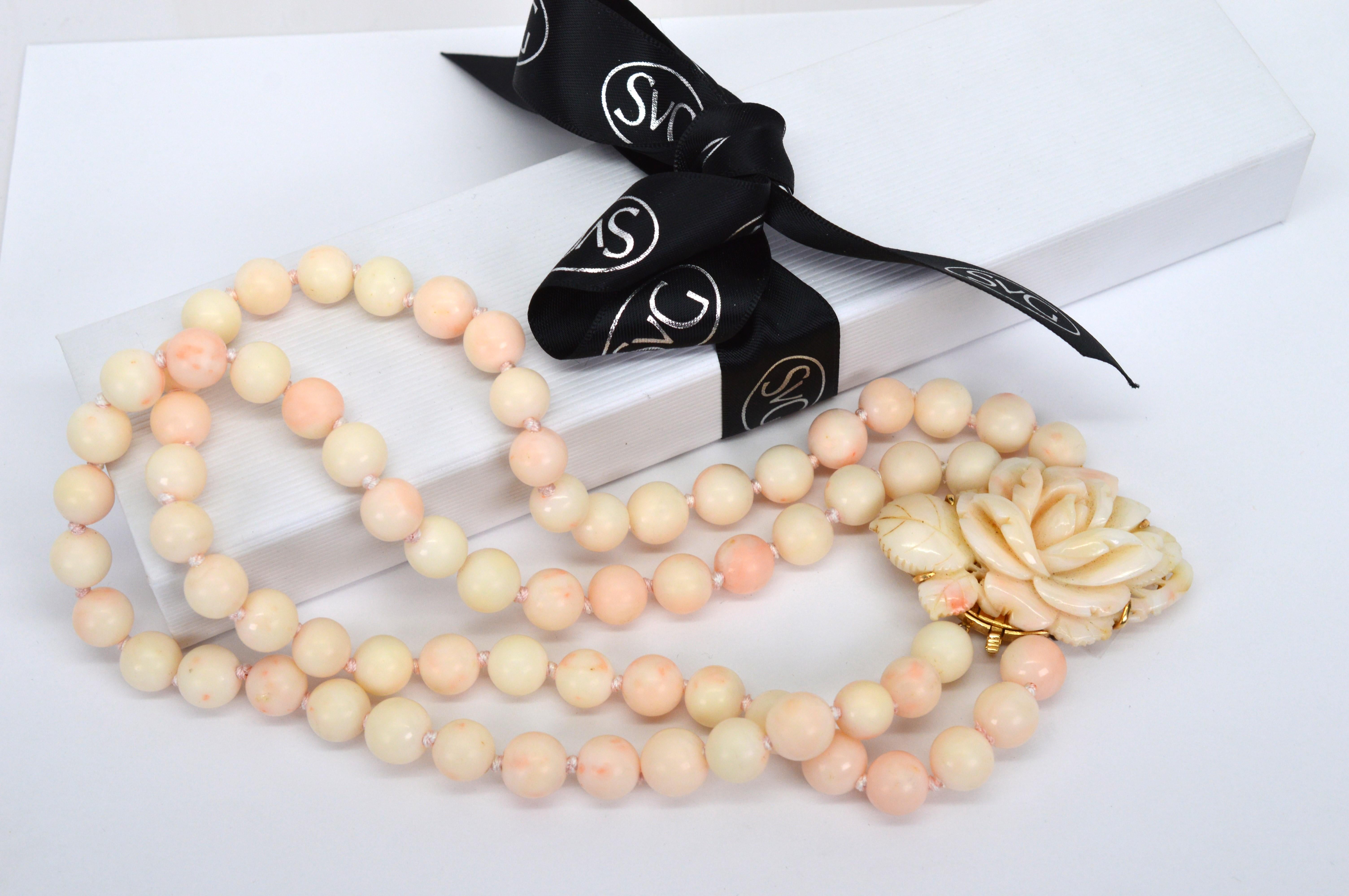 Natural Blush Coral Bead Necklace w Carved Rose Bud 14 Karat Yellow Gold Clasp For Sale 8