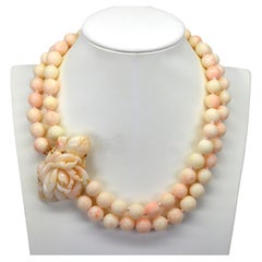 Collana di perle di corallo naturale con bocciolo di rosa intagliato, chiusura in oro giallo 14 carati