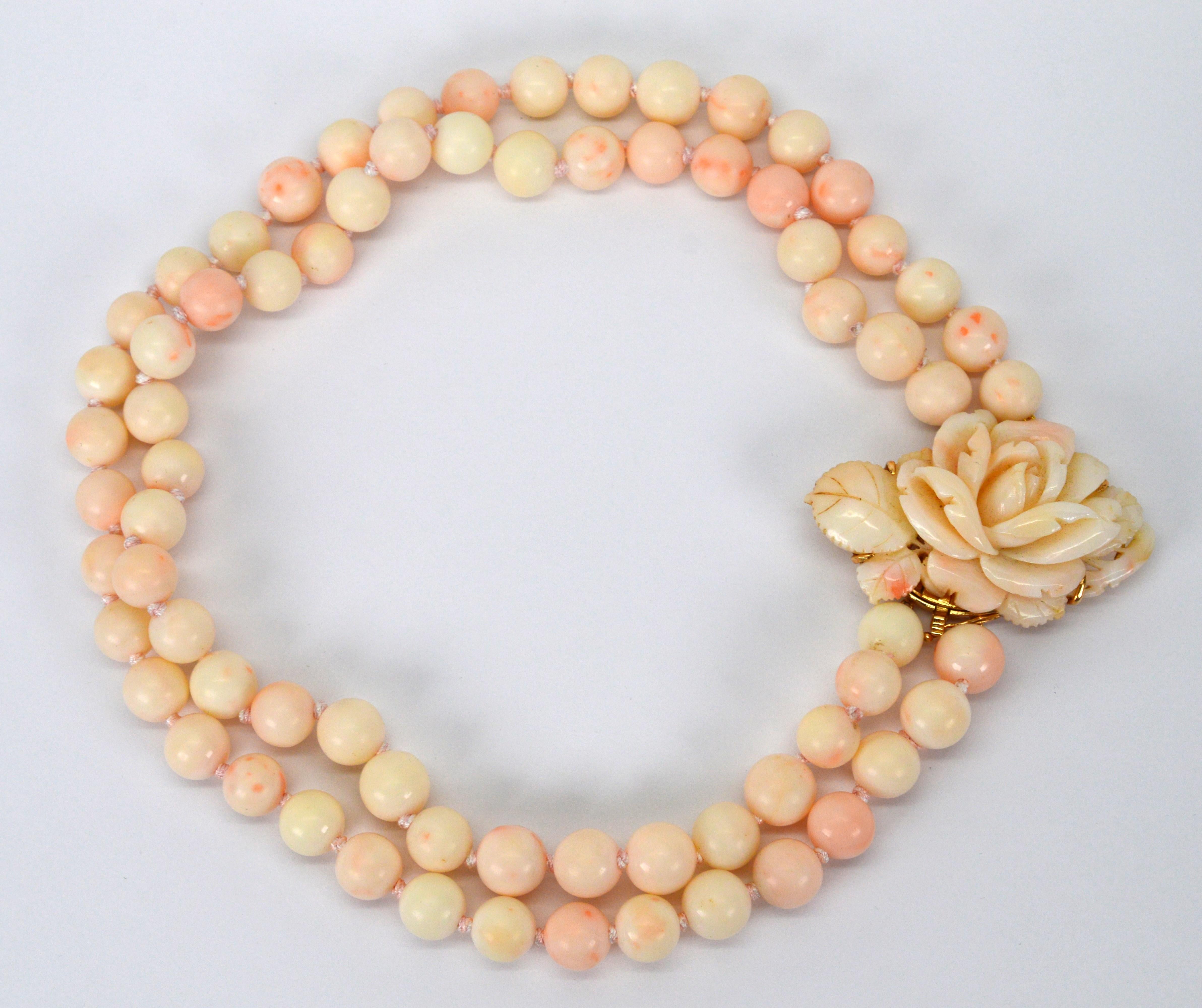 Round Cut Natural Blush Coral Bead Necklace w Carved Rose Bud 14 Karat Yellow Gold Clasp For Sale