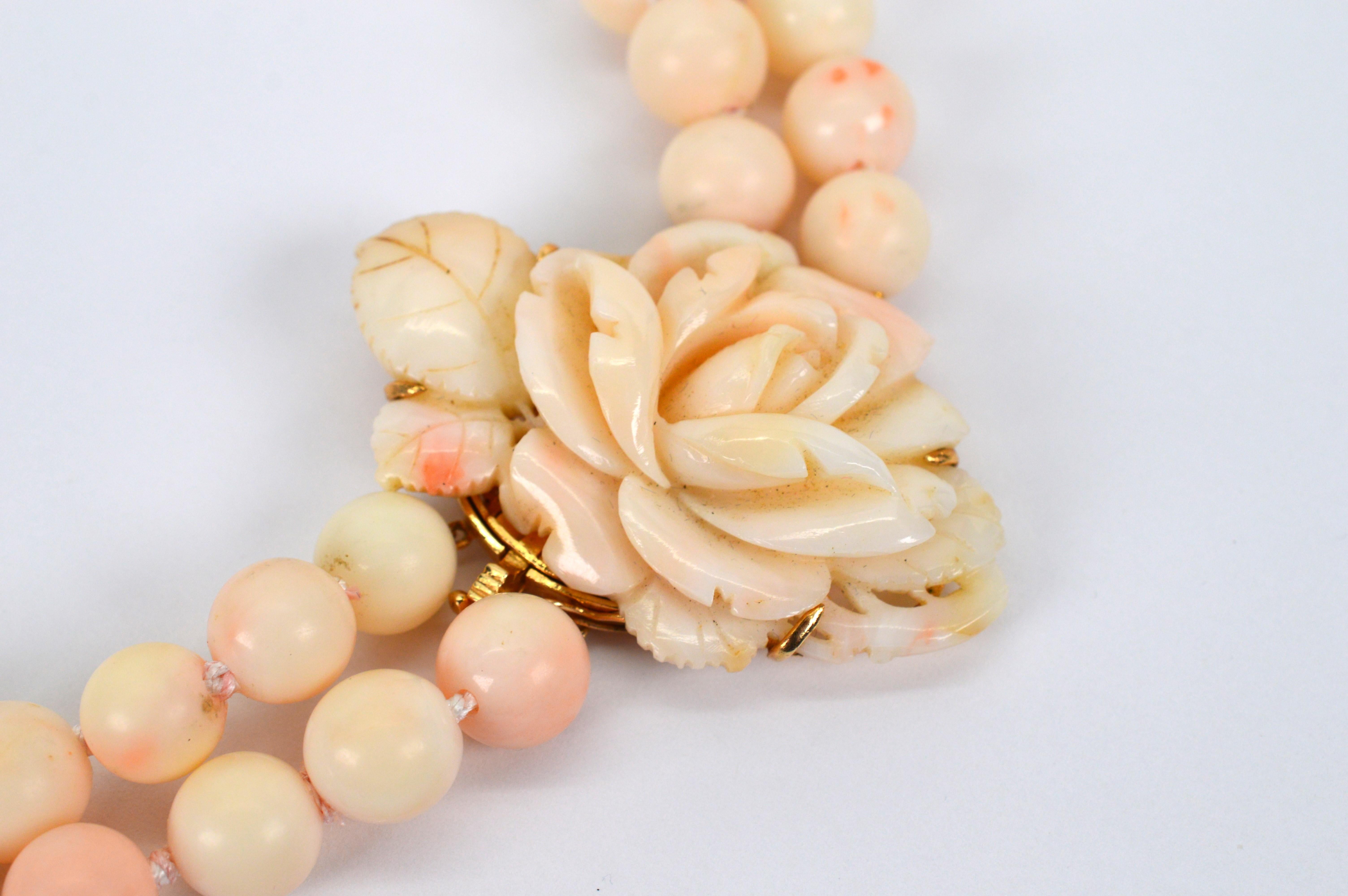Natural Blush Coral Bead Necklace w Carved Rose Bud 14 Karat Yellow Gold Clasp For Sale 4