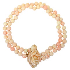 Collana di perle di corallo naturale con bocciolo di rosa intagliato, chiusura in oro giallo 14 carati
