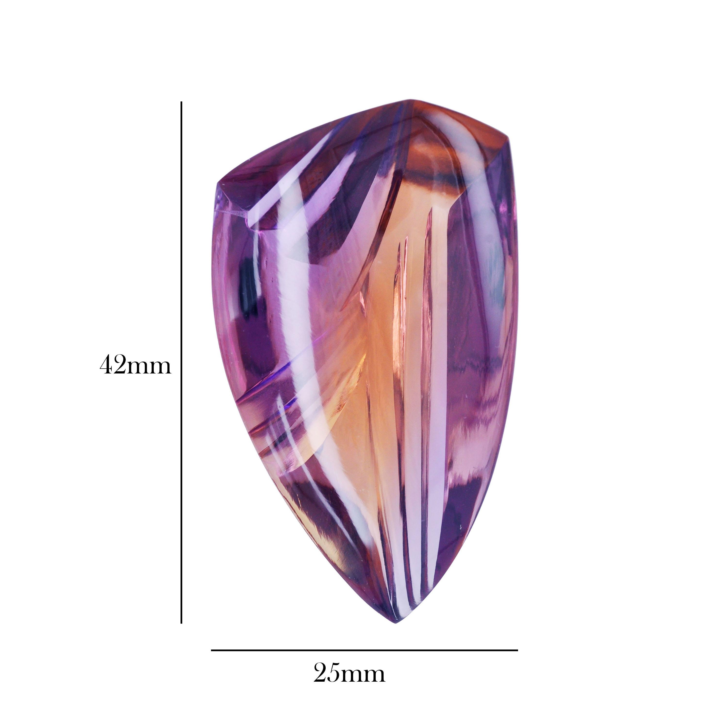 Natürlicher bolivianischer Ametrin mit Phantasieschliff für Anhänger-Brosche

Der schildförmige Ametrin ist ein atemberaubender Edelstein, der die bezaubernden Farbtöne von Amethyst und Citrin in einem einzigen, elegant geschnitzten Stück vereint.