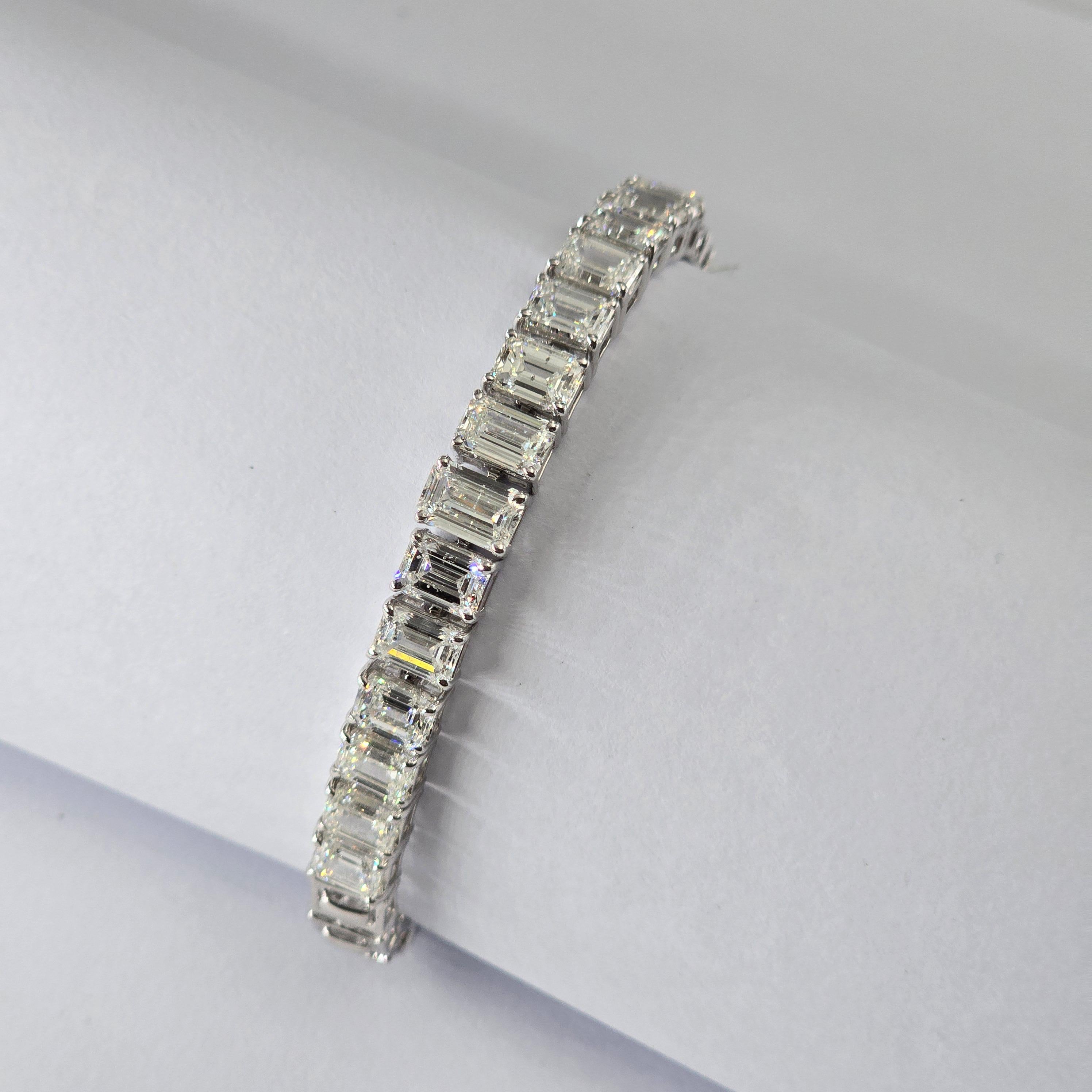 This is a natural  bracelet with diamonds and 14k gold. The are very high quality and very good quality diamonds the clarity is vsi and G colour


diamonds : 10.08 carats
gold : 17.697 gm

This is a brand new piece

. Its very hard to capture the