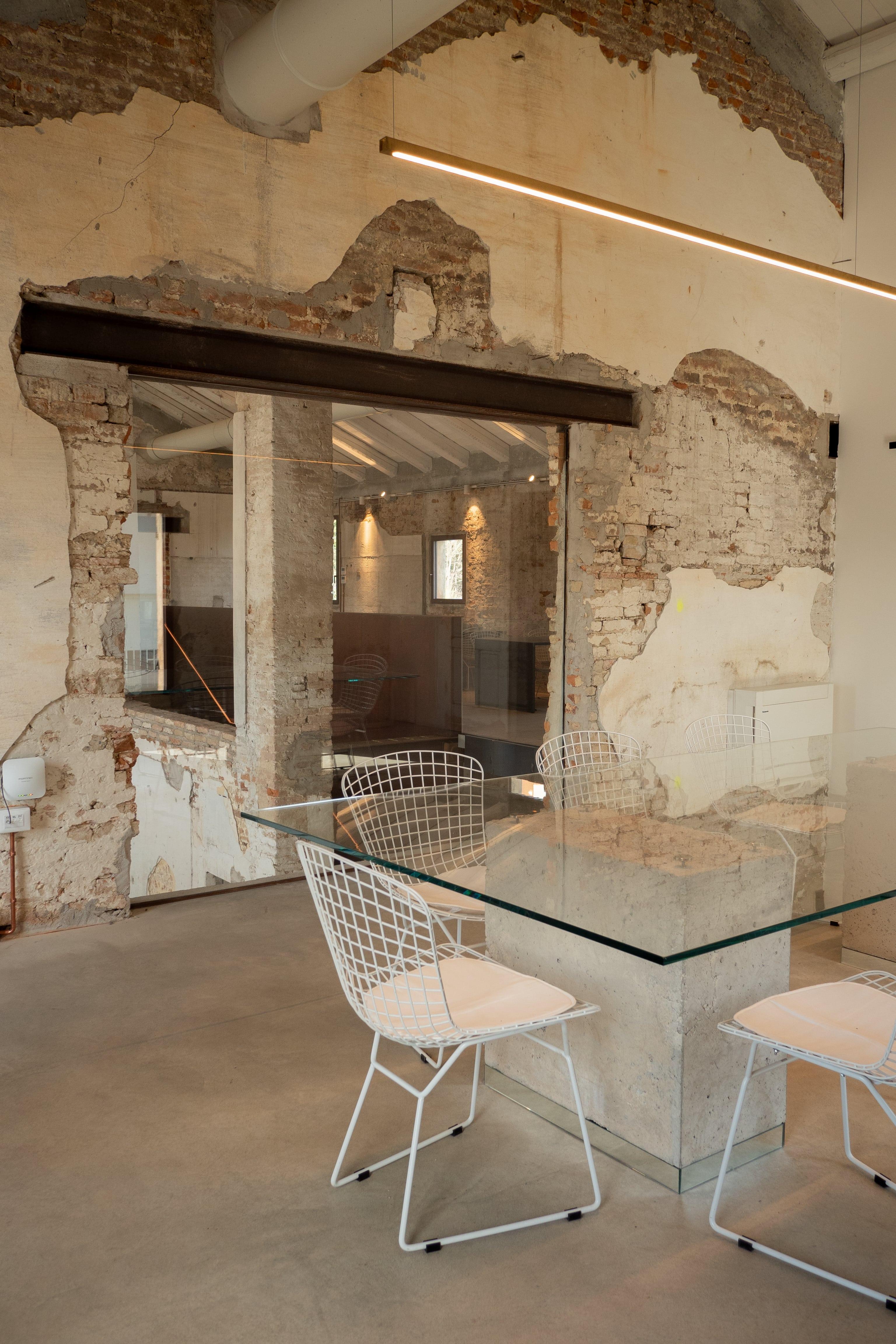 Brushed Natural Brass Contemporary-Modern Decorative Pendant lamp Handcrafted in Italy