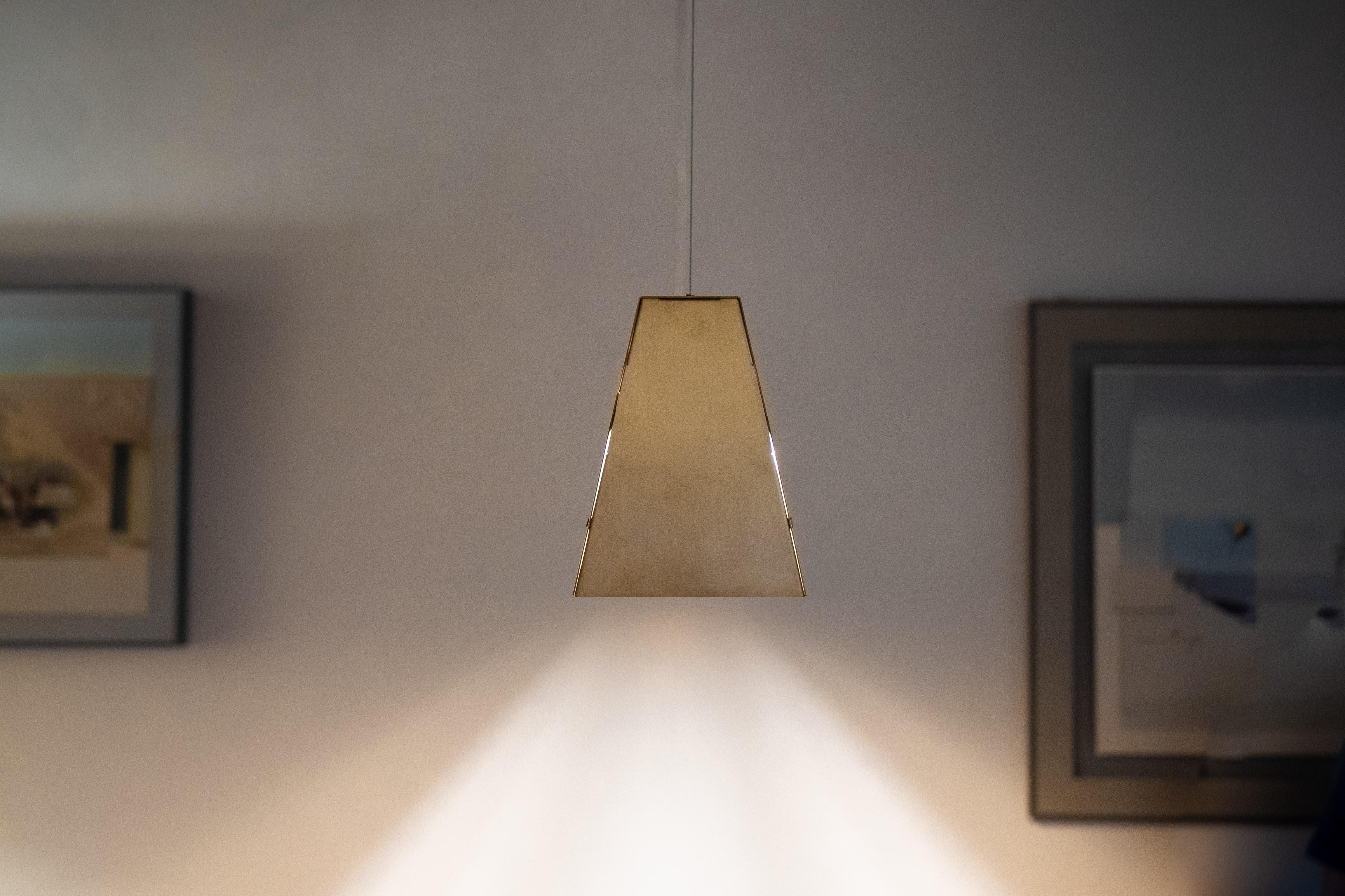 Natural Brass Contemporary-Modern Decorative Pendant lamp Handcrafted in Italy In New Condition For Sale In Saonara, IT