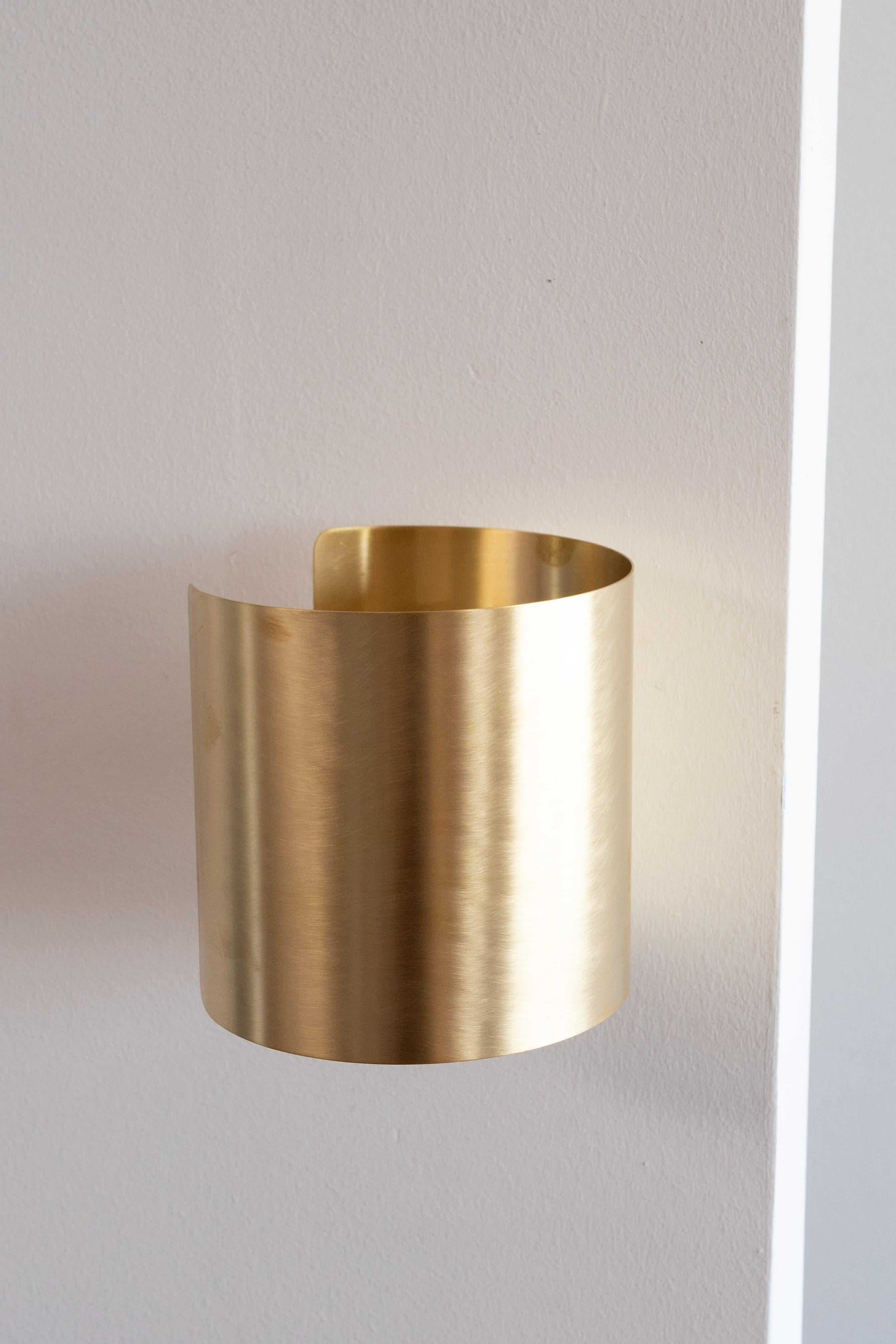 Natural Brass Contemporary-Modern Decorative Wall Light Handcrafted in Italy For Sale 5
