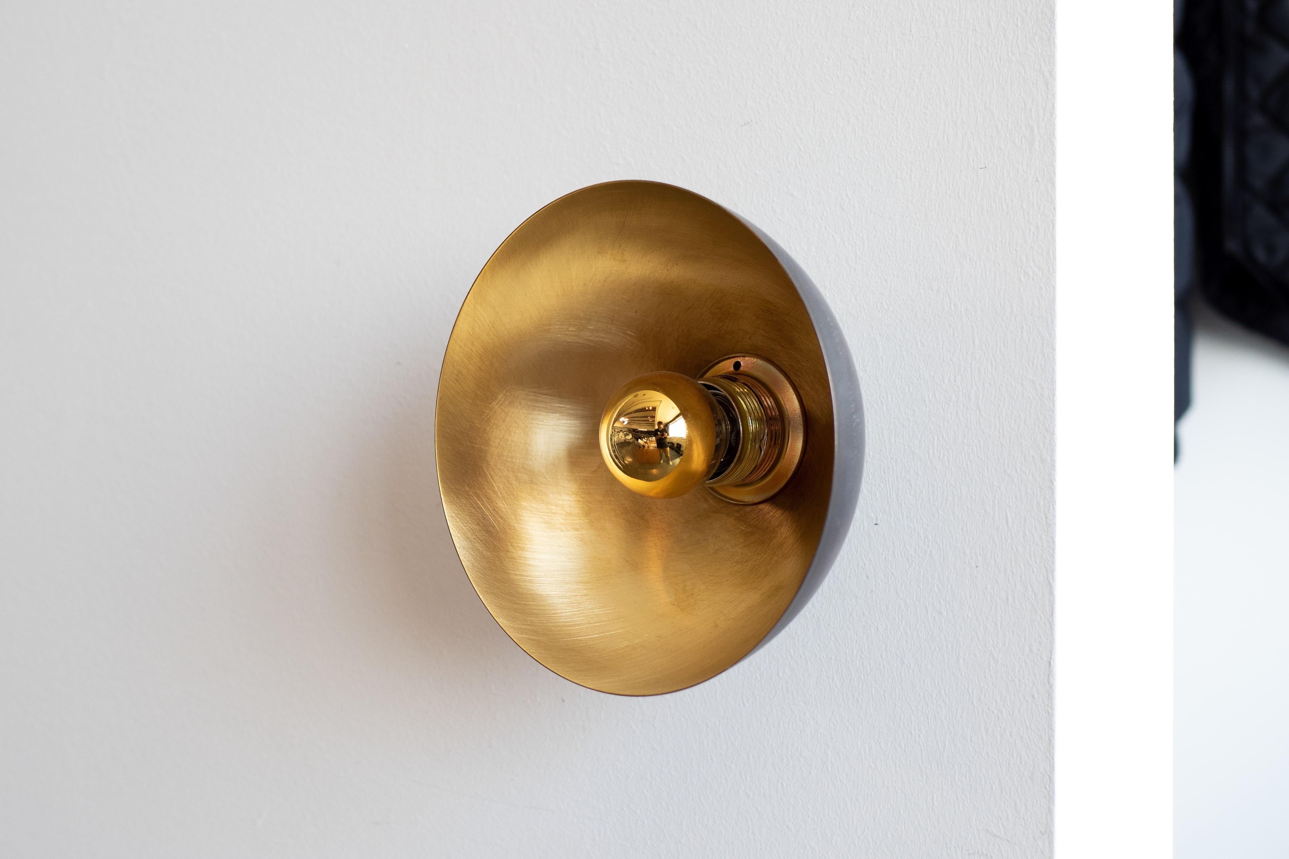 Italian Natural Brass Contemporary-Modern decorative Wall Light Handcrafted in Italy For Sale