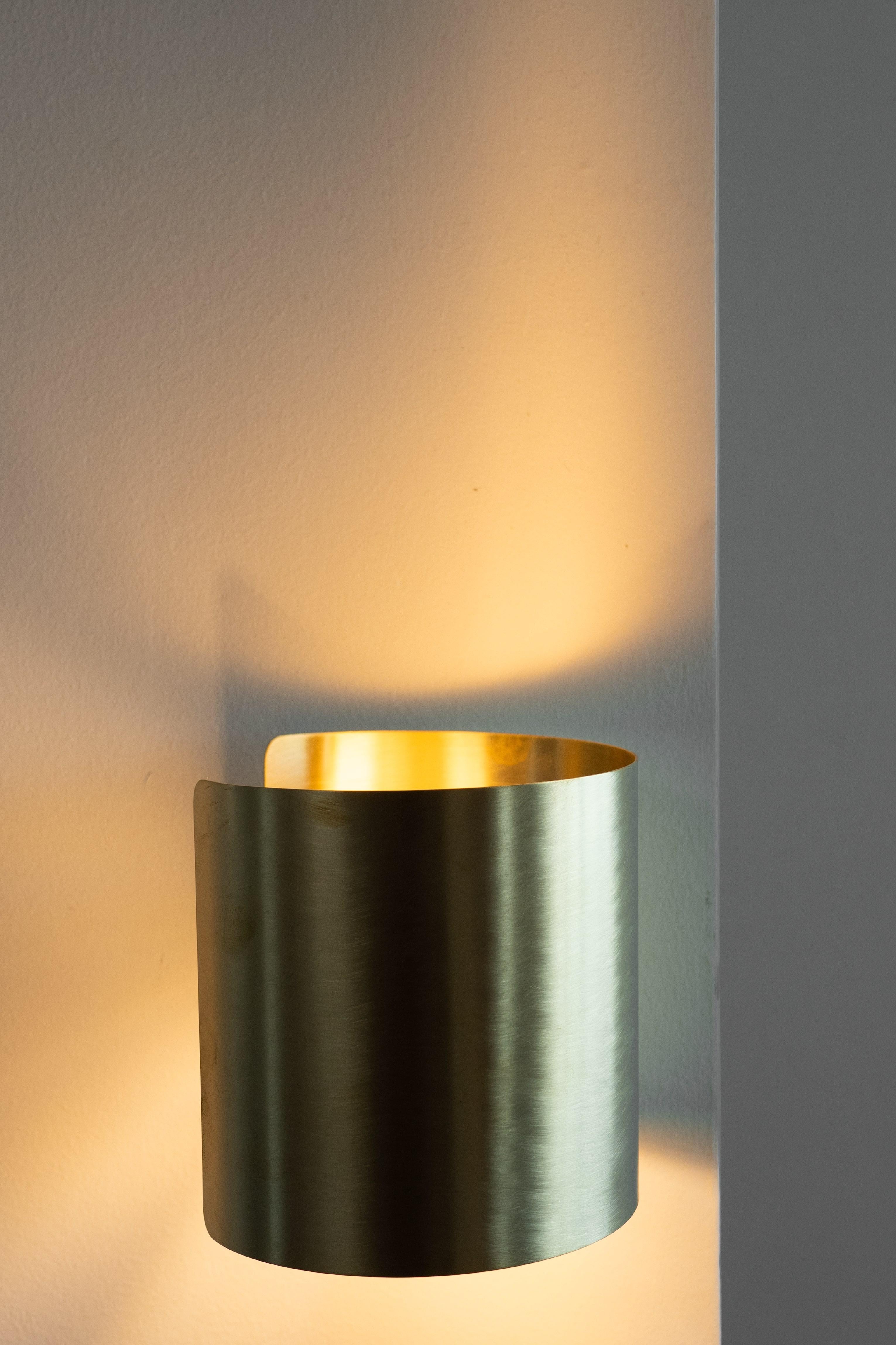 Italian Natural Brass Contemporary-Modern Decorative Wall Light Handcrafted in Italy For Sale