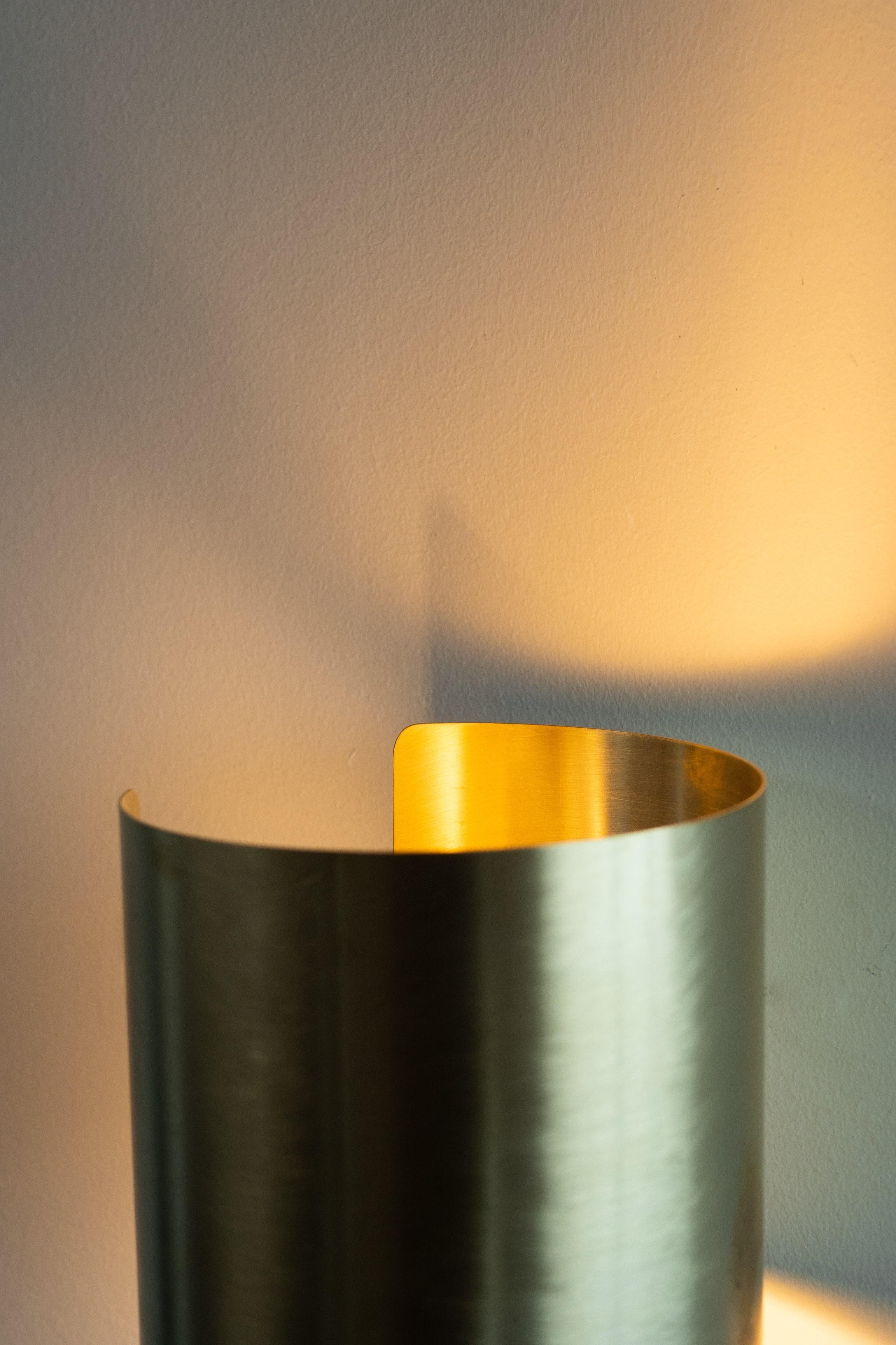 Brushed Natural Brass Contemporary-Modern Decorative Wall Light Handcrafted in Italy For Sale