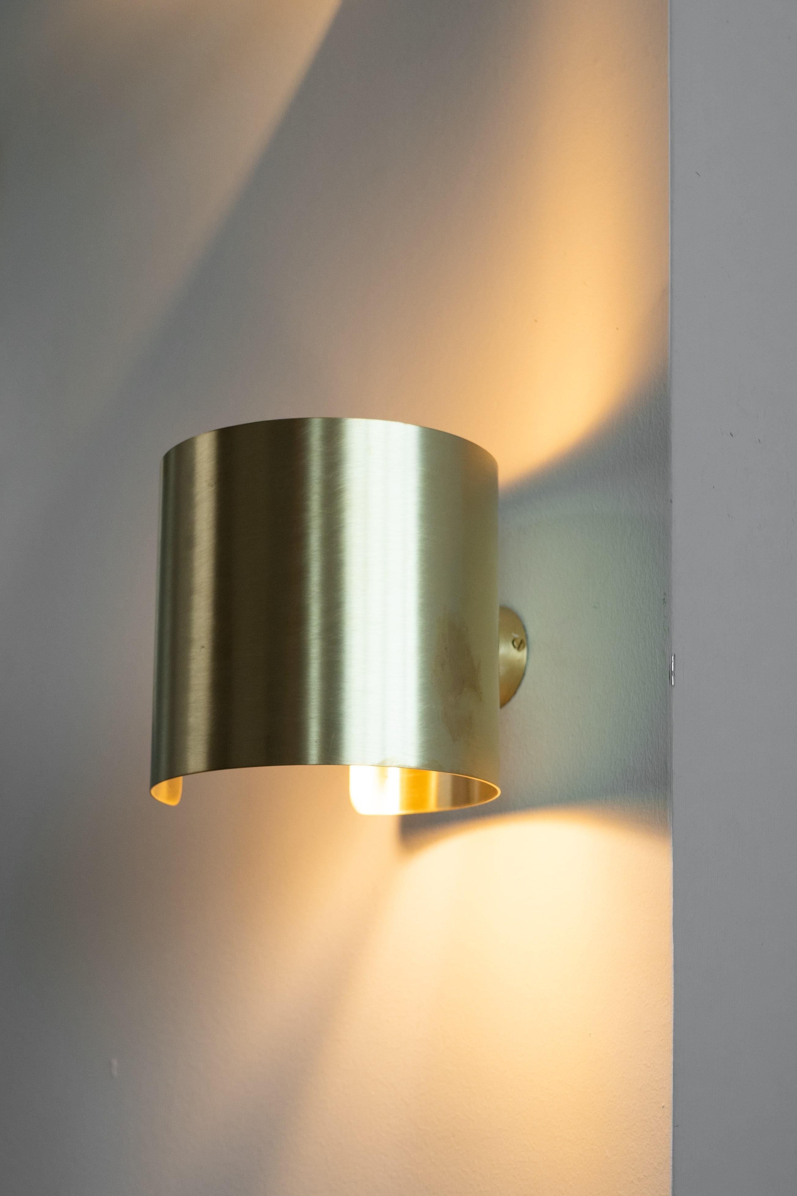 Natural Brass Contemporary-Modern Decorative Wall Light Handcrafted in Italy In New Condition For Sale In Saonara, IT