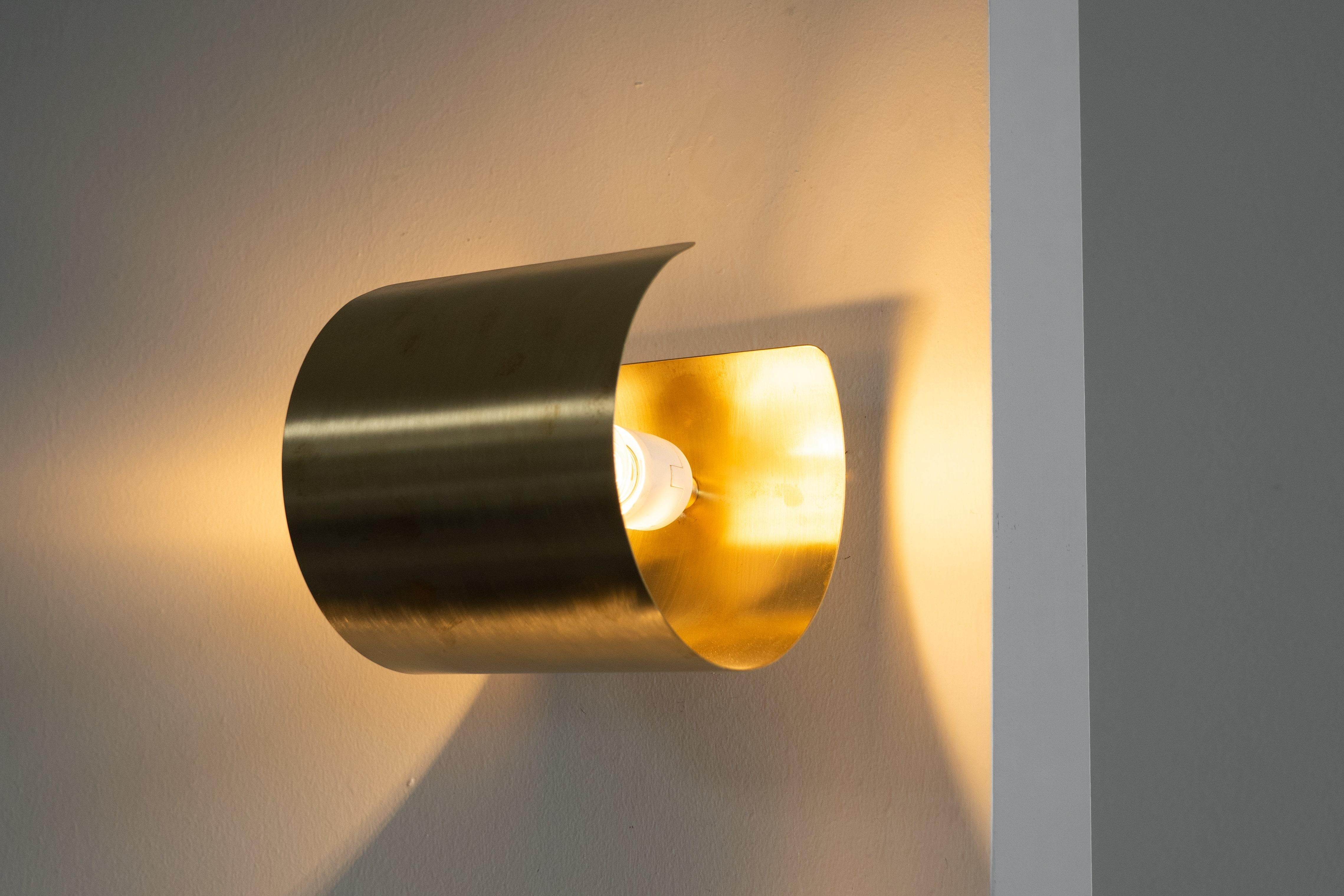 Natural Brass Contemporary-Modern Decorative Wall Light Handcrafted in Italy For Sale 2