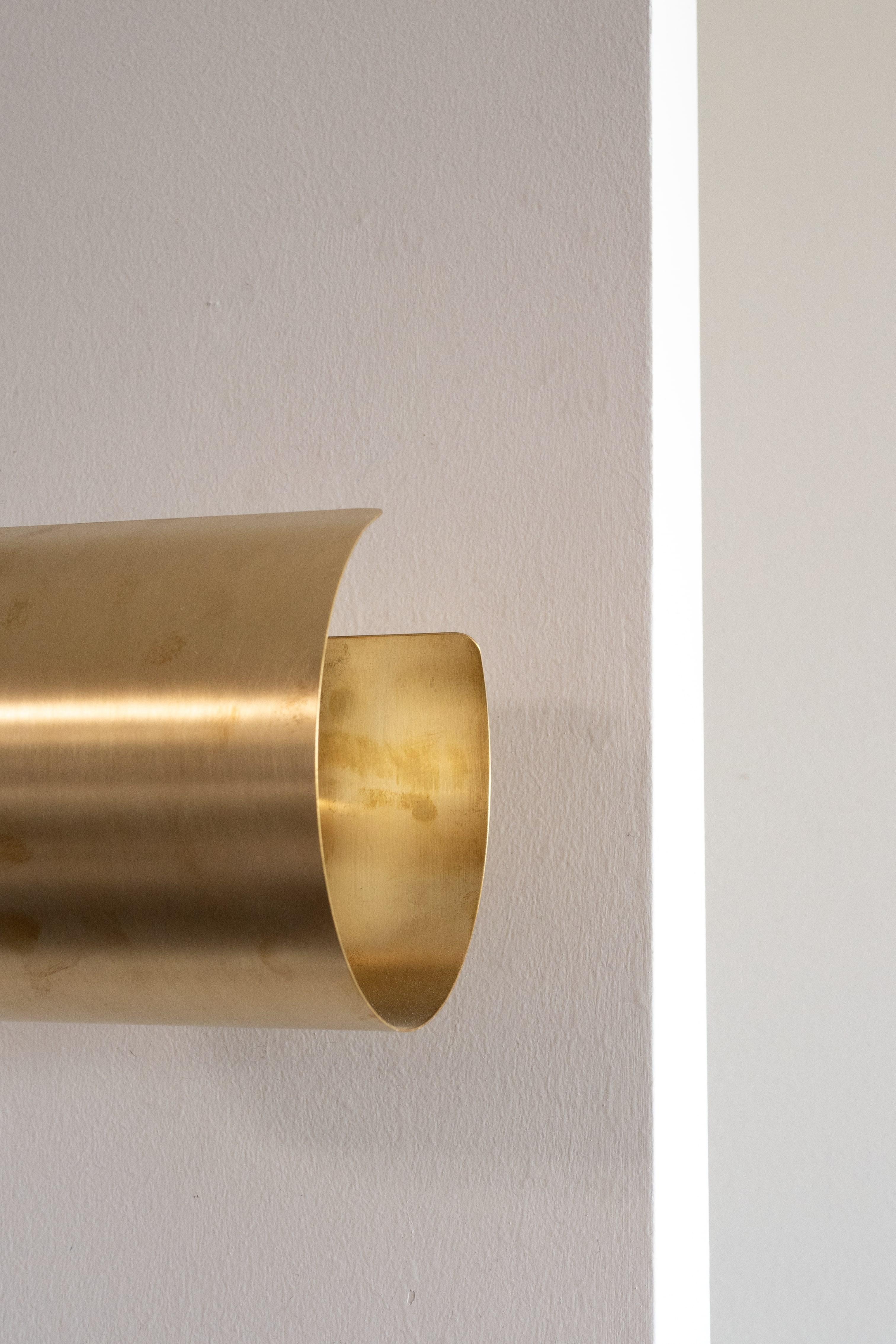 Natural Brass Contemporary-Modern Decorative Wall Light Handcrafted in Italy For Sale 3