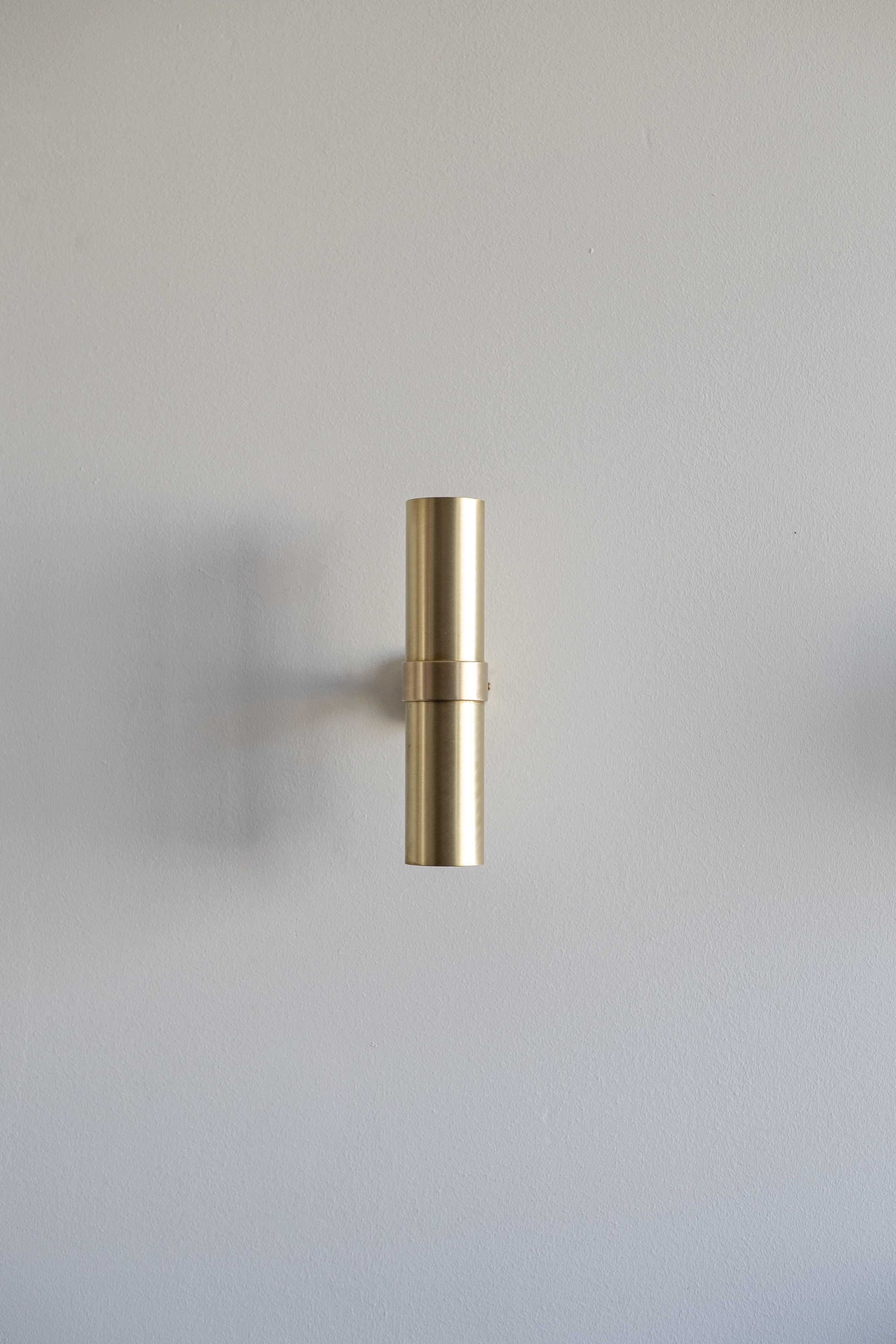 Natural Brass Contemporary-Modern Wall Cylinder Light Handcrafted in Italy For Sale 1