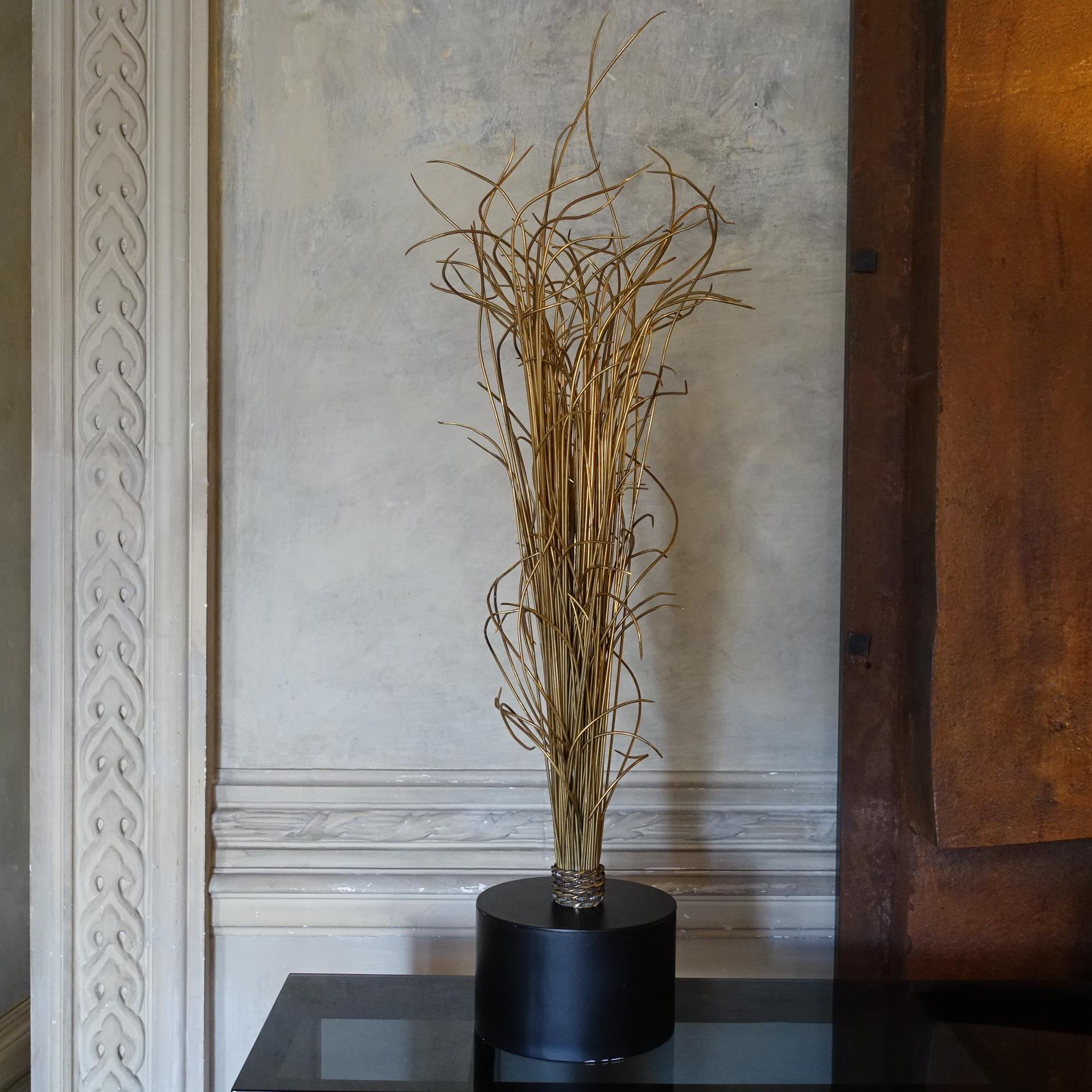 Abstract sculpture in natural brass wire on a black steel base, Italy 1970's circa.