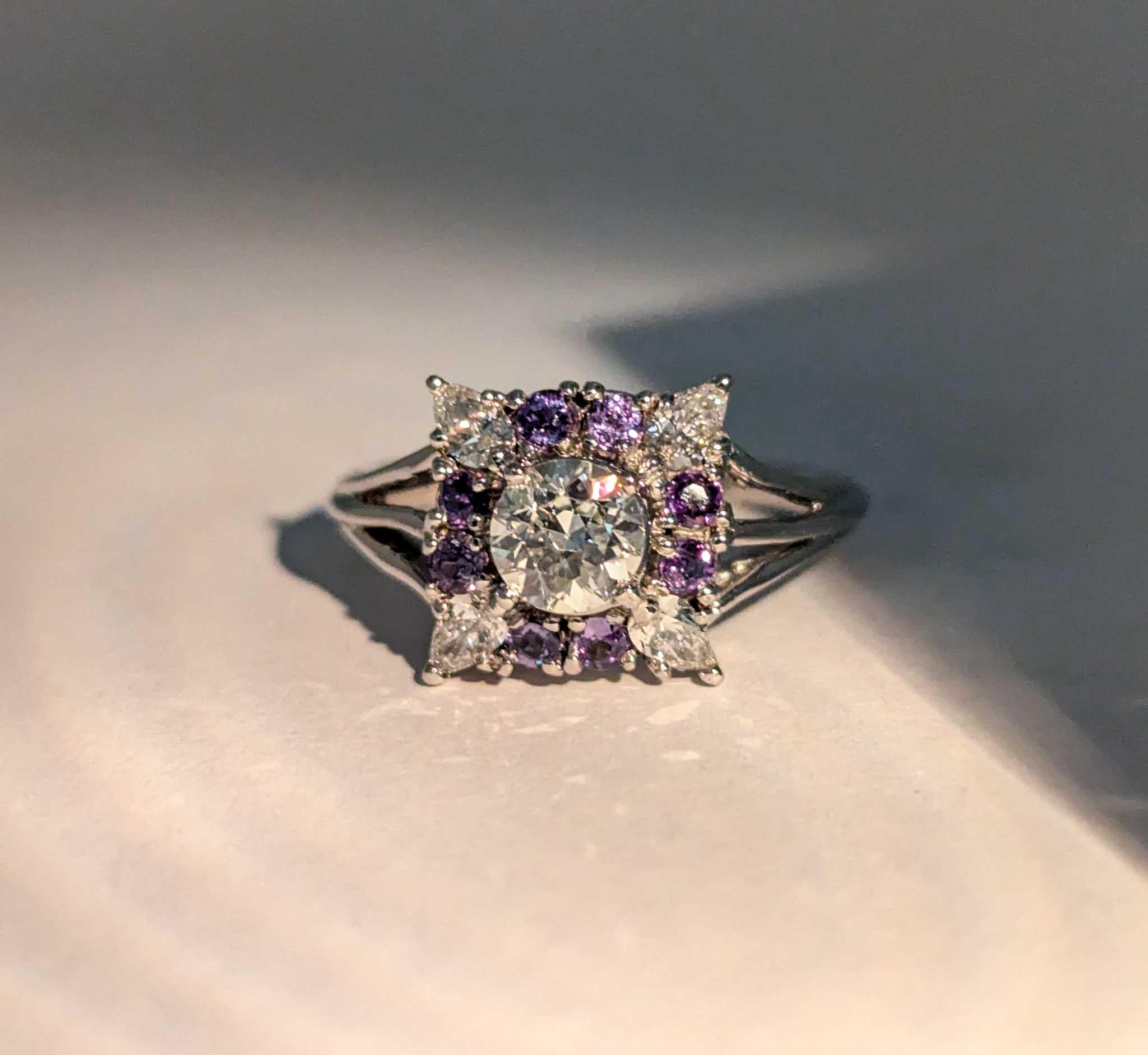 Ring aus Platin mit natürlichem brasilianischem Alexandrit und Diamant im europäischen Schliff

Wir präsentieren einen fesselnden Alexandrit- und Diamant-Cocktailring, der kunstvoll aus 900pt Platin gefertigt ist. Dieser außergewöhnliche Ring