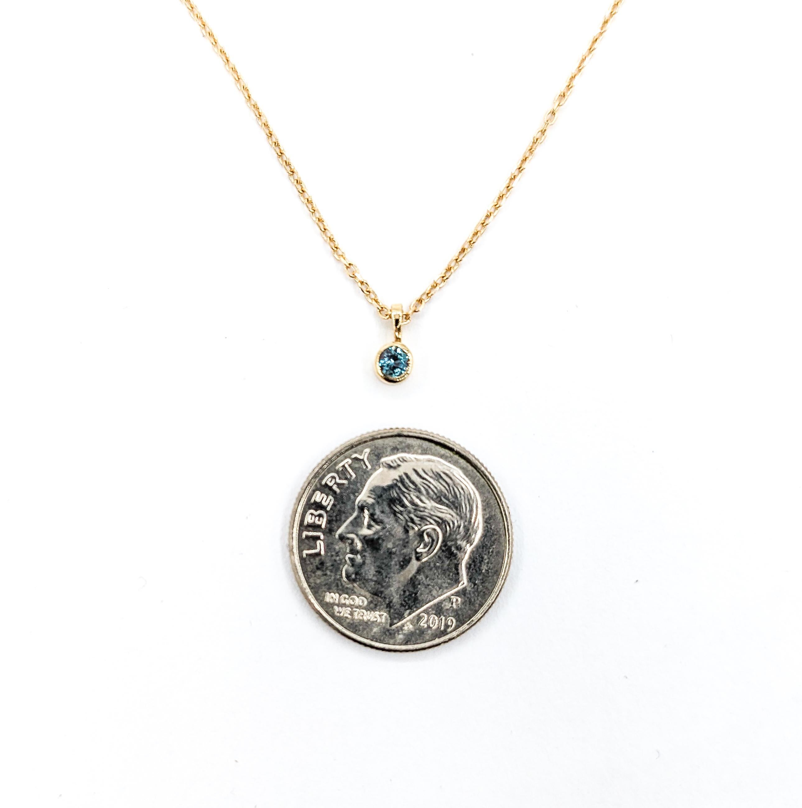 Natürlicher brasilianischer Alexandrit-Anhänger mit Kette aus Gelbgold 1