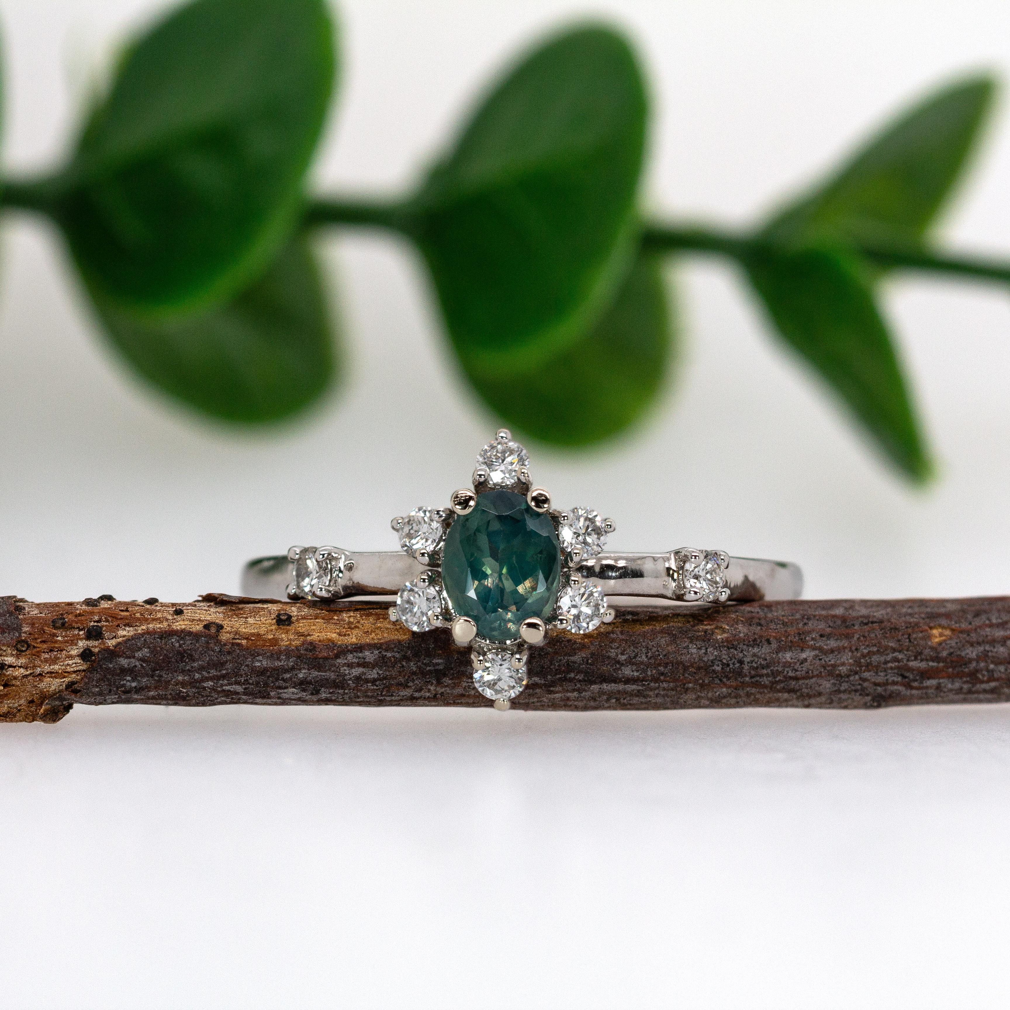 Taille ovale Natural Brazilian Alexandrite Ring w Diamond Accents in Solid 14K Gold OV 5x4mm en vente