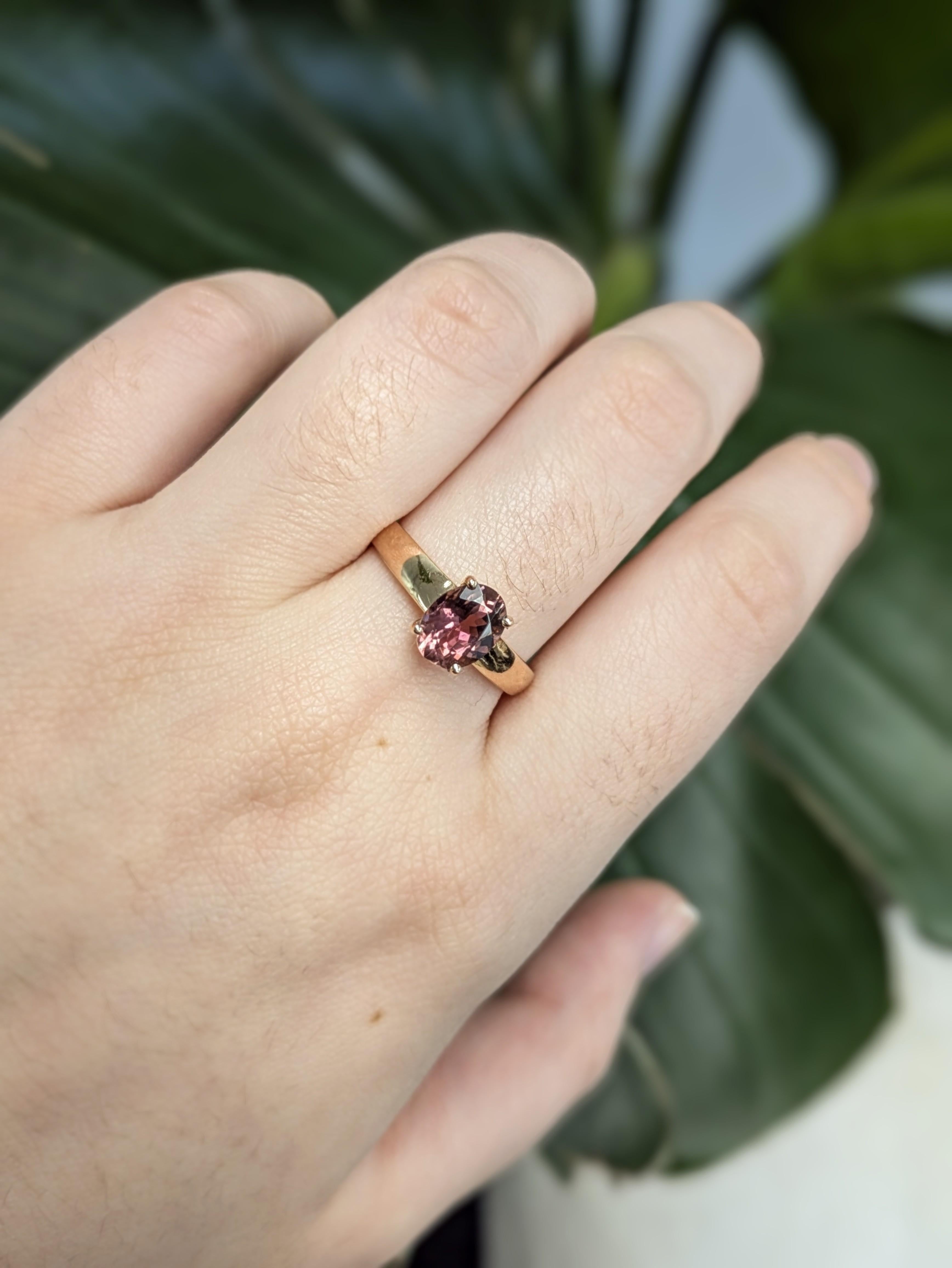 Dieser elegante Ring aus 14-karätigem Gold (3,35 g) ist mit einem 1,19 Karat schweren natürlichen rosa Turmalin aus Brasilien besetzt. Der Stein im Ovalschliff (8,1 x 6,3 mm) ist unbehandelt und bringt seine natürliche Schönheit und lebendige Farbe