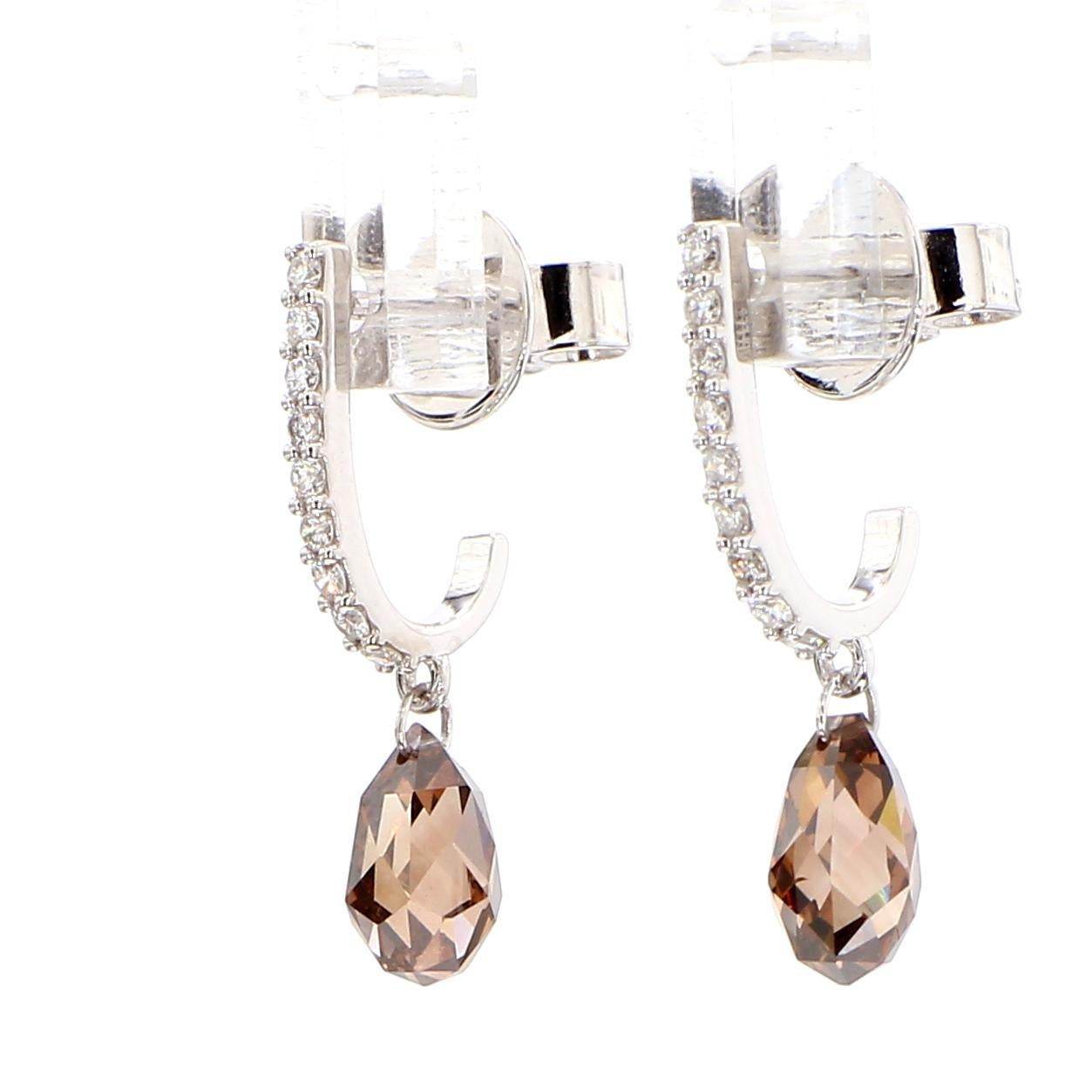 Les magnifiques boucles d'oreilles en diamant de Raregemworld. Montée dans une belle monture en or blanc 18 carats avec des diamants bruns de taille briolette naturelle. Les diamants bruns sont entourés d'une mêlée de diamants ronds naturels blancs.