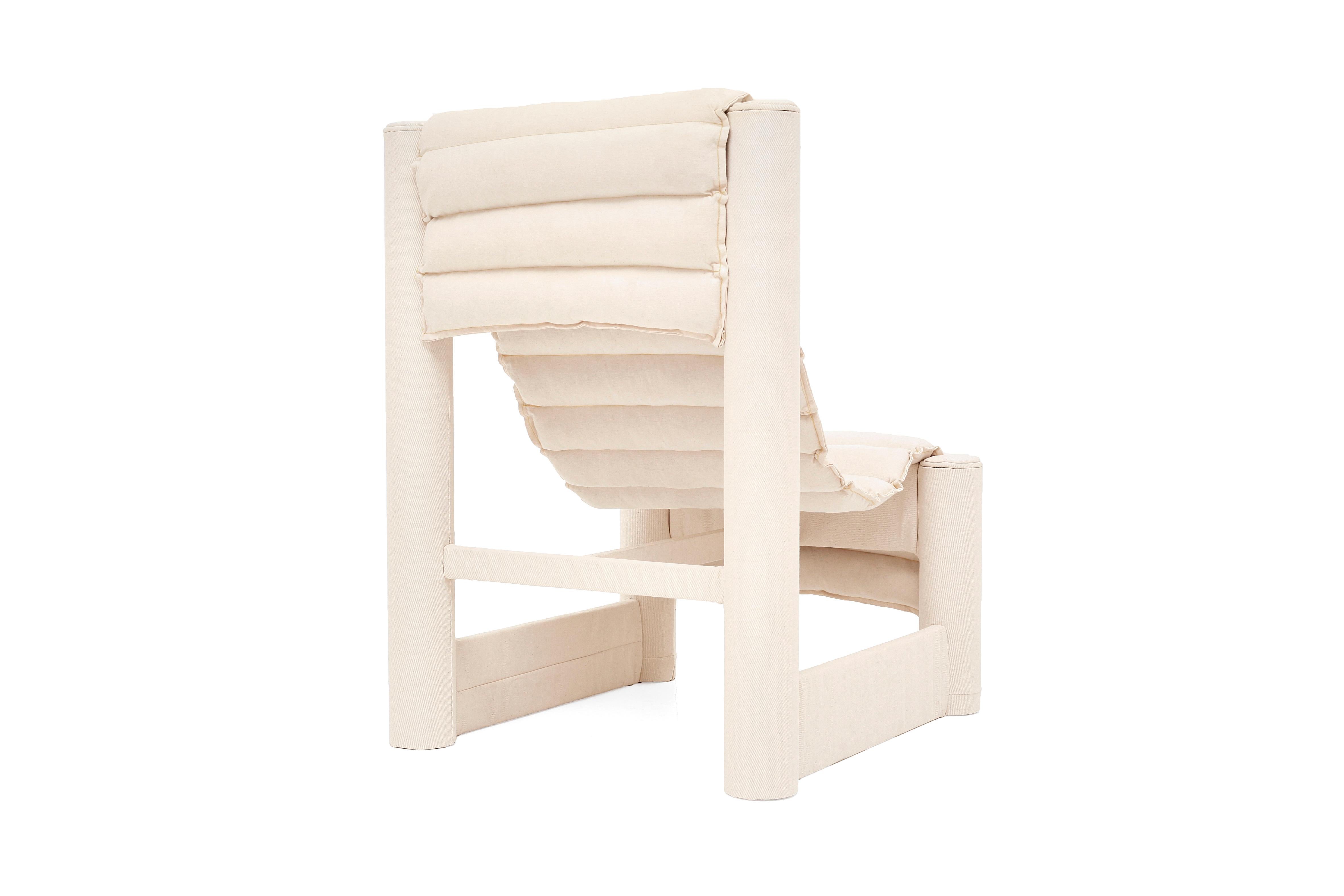Le fauteuil Roll de LikeMindedObjects est un fauteuil de salon contemporain alliant formes architecturales et confort. Fabriqué à partir de matériaux sains tels que le jean Bull, le papier compressé, le bois et le textile recyclé déchiqueté, ce