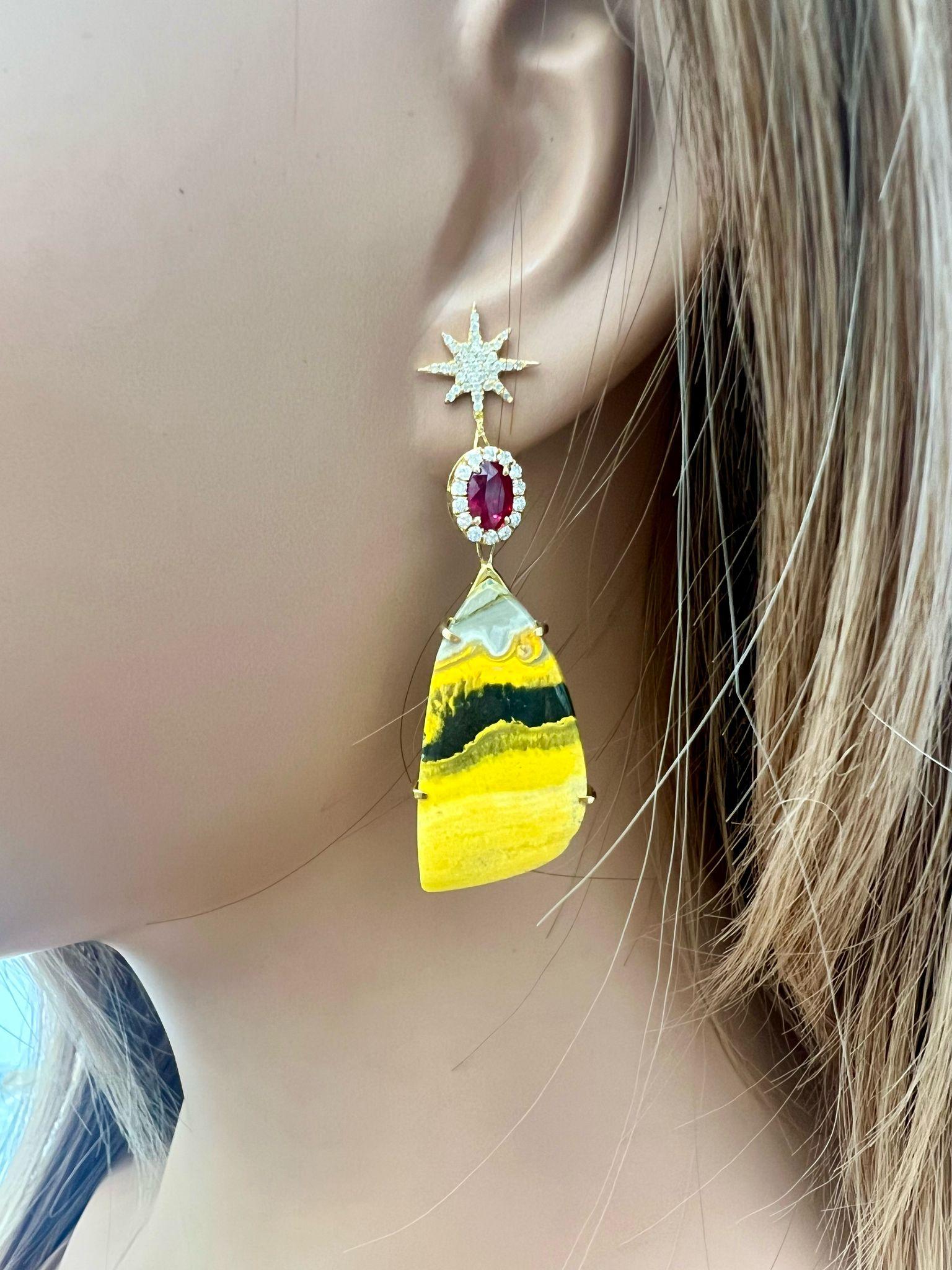Questi splendidi orecchini sono caratterizzati da oro giallo 14 carati con una miscela unica di bombo naturale da 33,50 carati, rubino da 0,80 carati e diamanti da 0,50 carati che creano un fascino visivo sorprendente. L'intricato design è