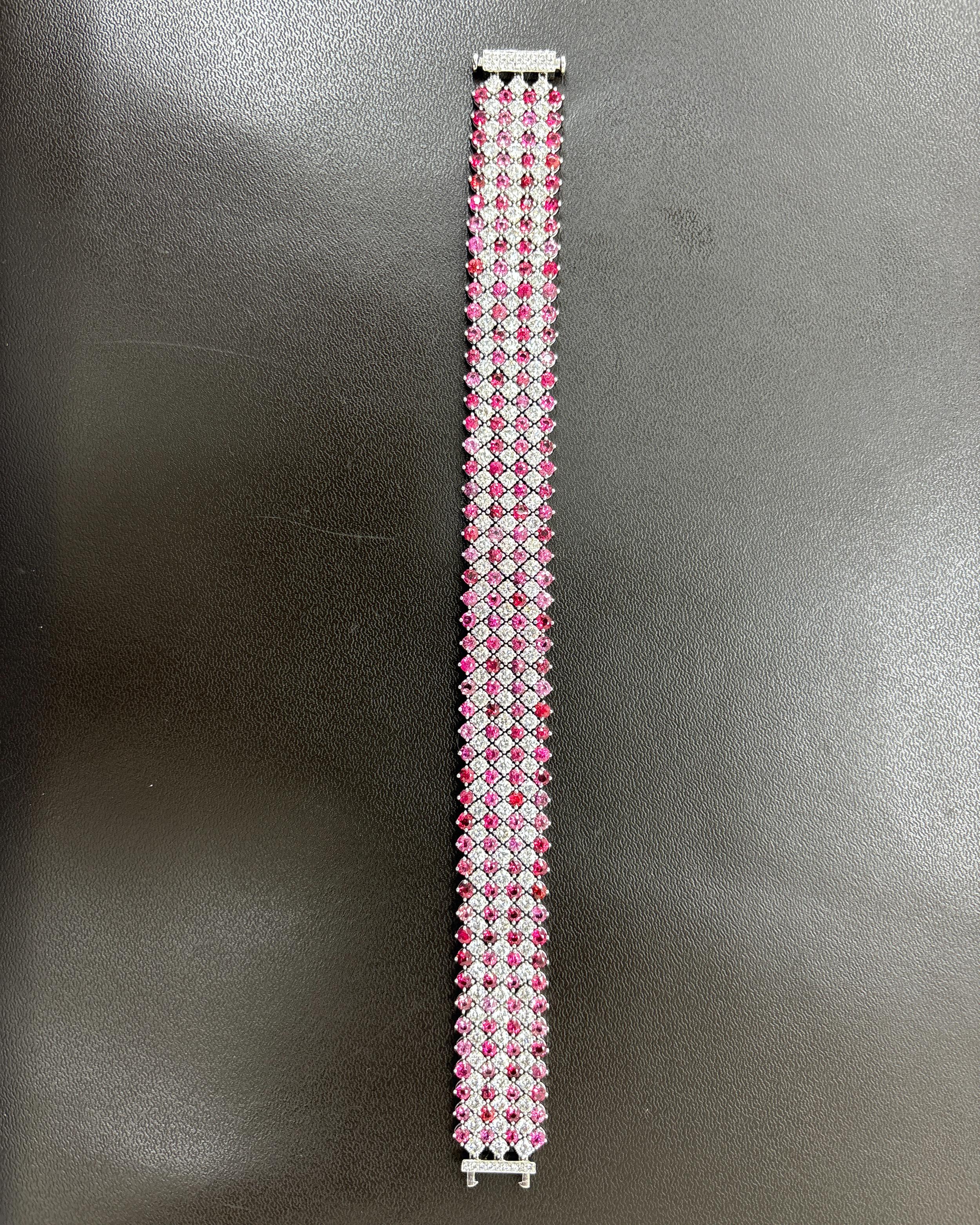 Crimson Mosaic - Natürlicher, unerhitzter burmesischer Spinell & Diamant-Armbandu2028

Dieses spektakuläre Armband ist ein Fest der handwerklichen Meisterschaft und der Reinheit seltener Edelsteine. Es besteht aus einer atemberaubenden Reihe