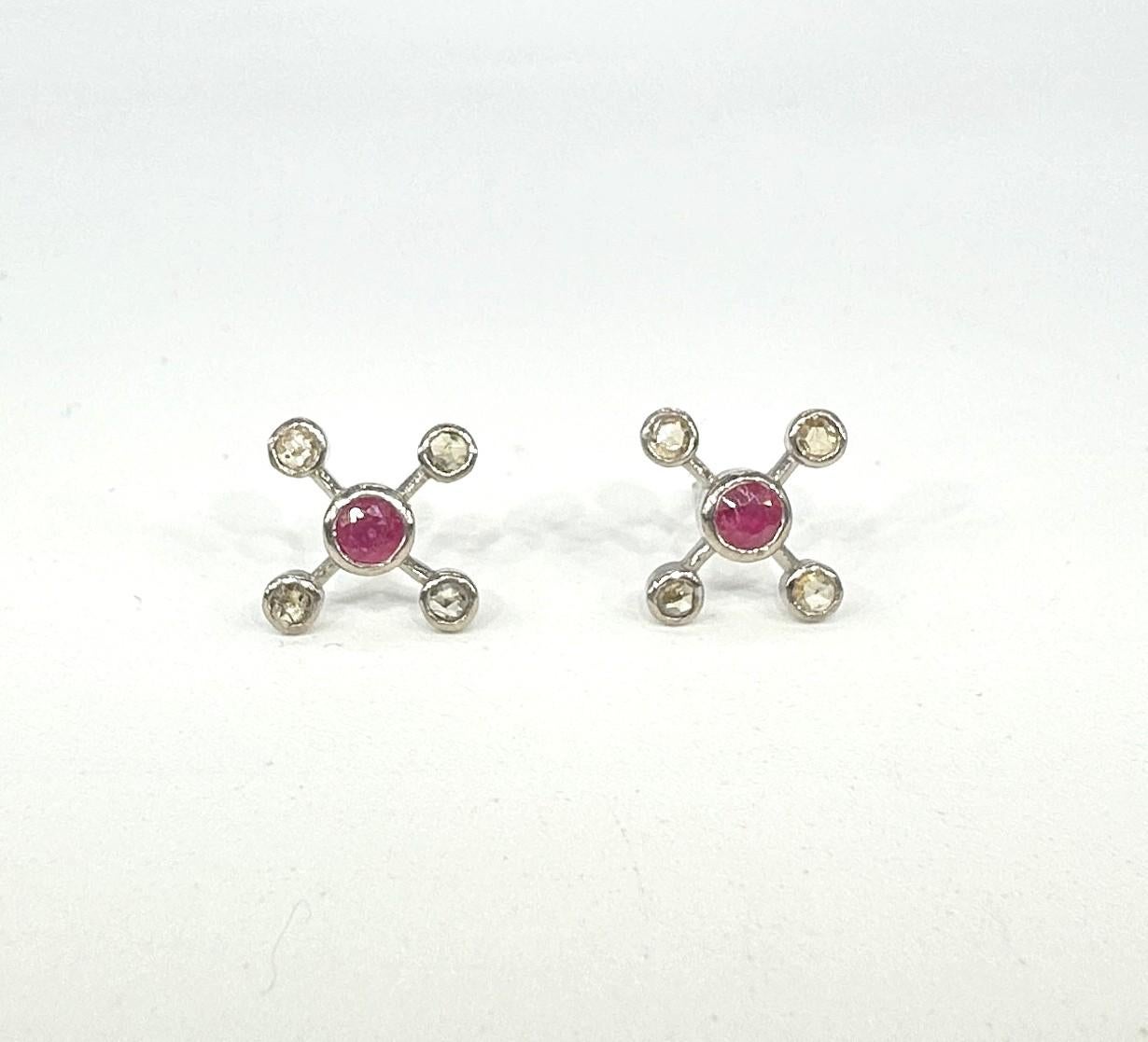 Vintage diamonds real Burma ruby Sterling silver galaxy Stud Earrings In New Condition For Sale In Delhi, DL
