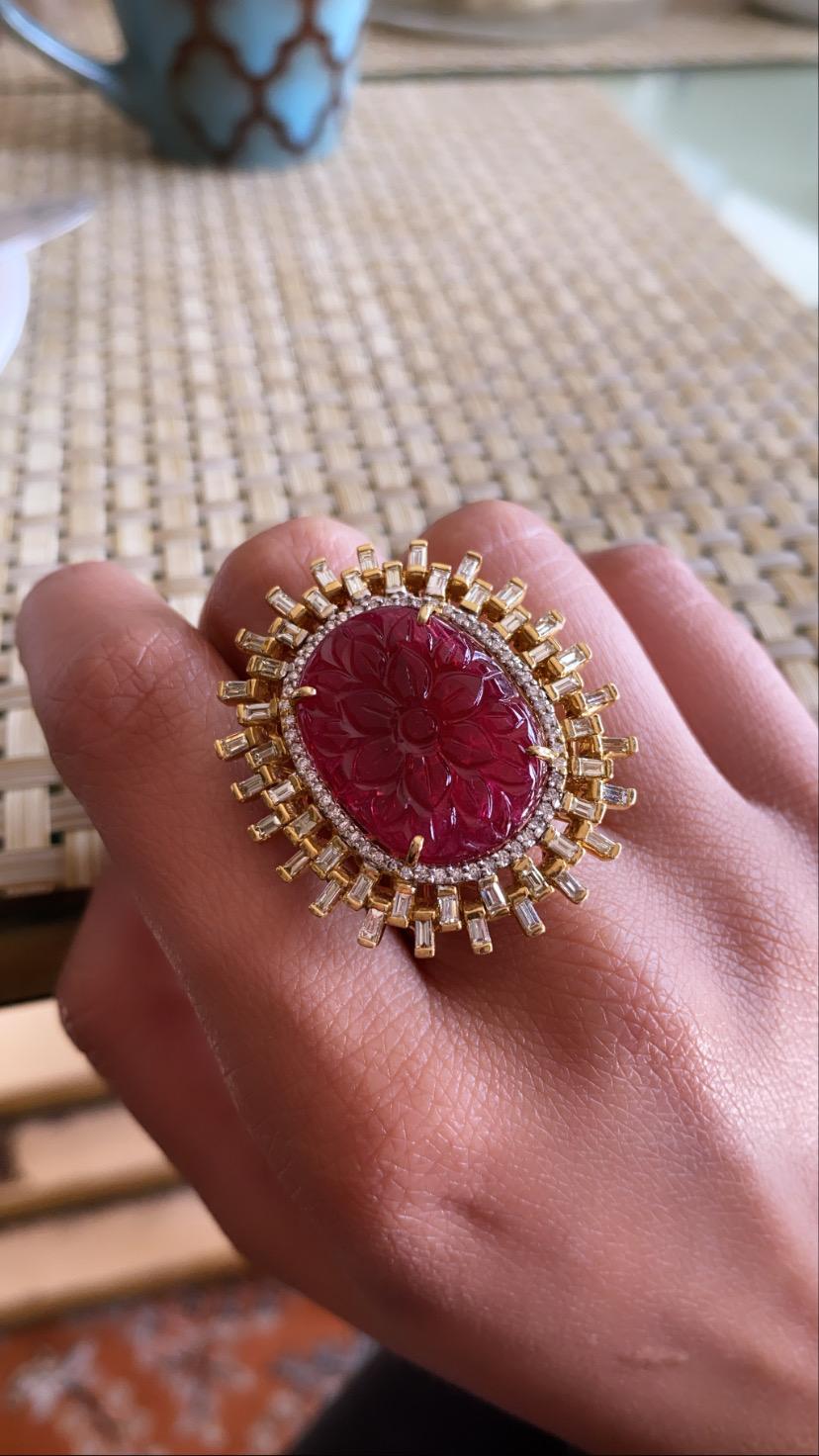 A beautiful cocktail ring set in 18k yellow gold with baguette shape natural diamonds. The carved spinel originates from Burma and weight is 21.41 carats, diamond weight is 2.03 carats . The net gold weight is 17.46 grams and ring dimensions in cm 3