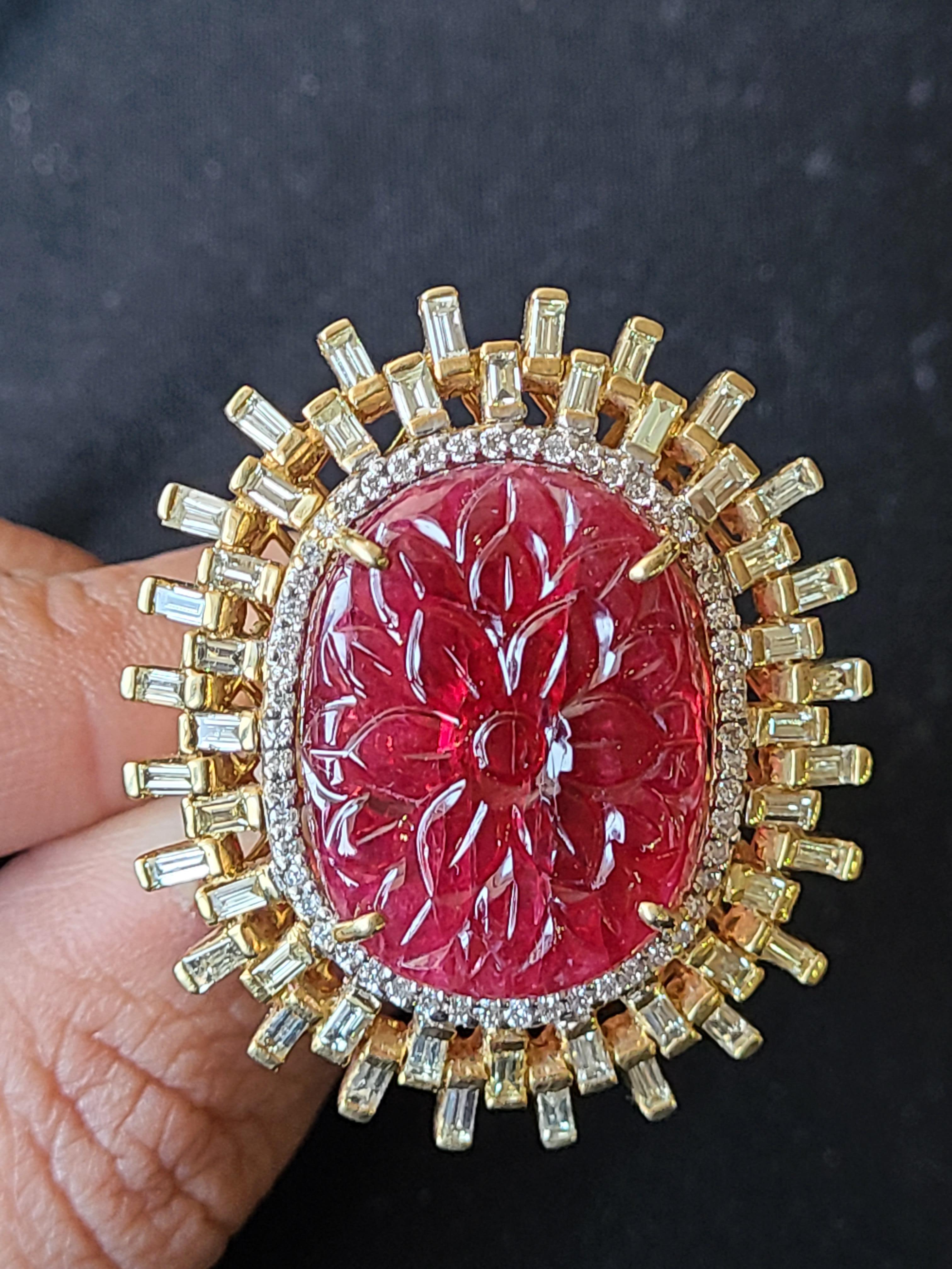 Modern Natural Burma Spinel Ring Set in 18 Karat Gold with Diamonds For Sale