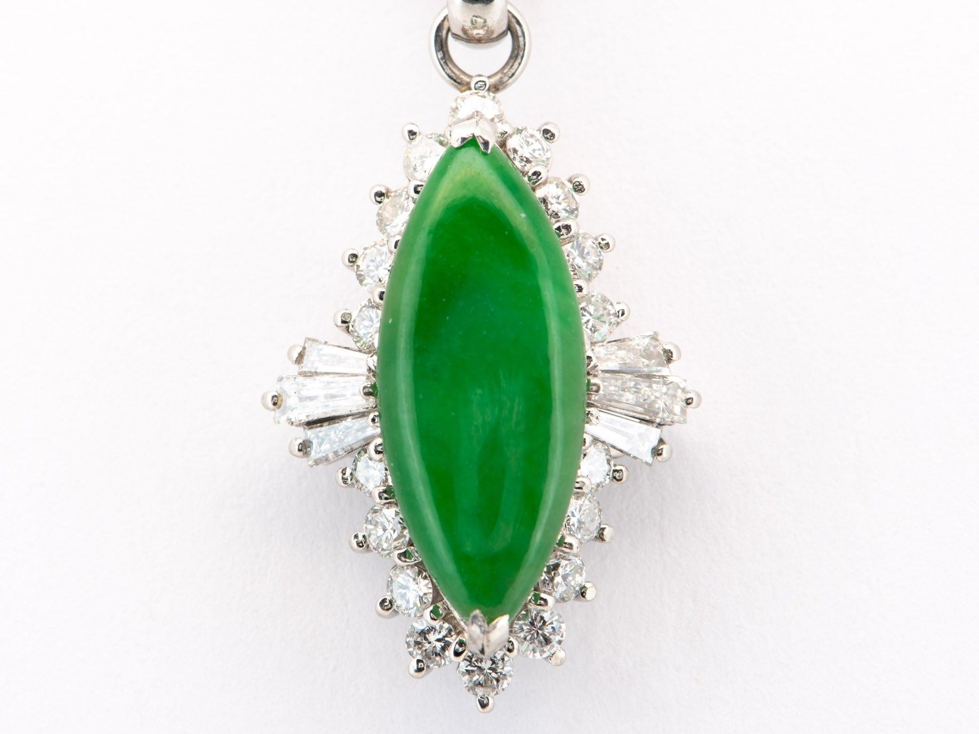 ♥ Ciondolo di giada birmana naturale e marquise di giada con diamante aureolato Nature V1168

♥ L'articolo misura 23,7 mm di lunghezza (direzione nord-sud), 14,4 mm di larghezza (direzione est-ovest) e ha uno spessore di 7,1 mm.

♥ Materiale: