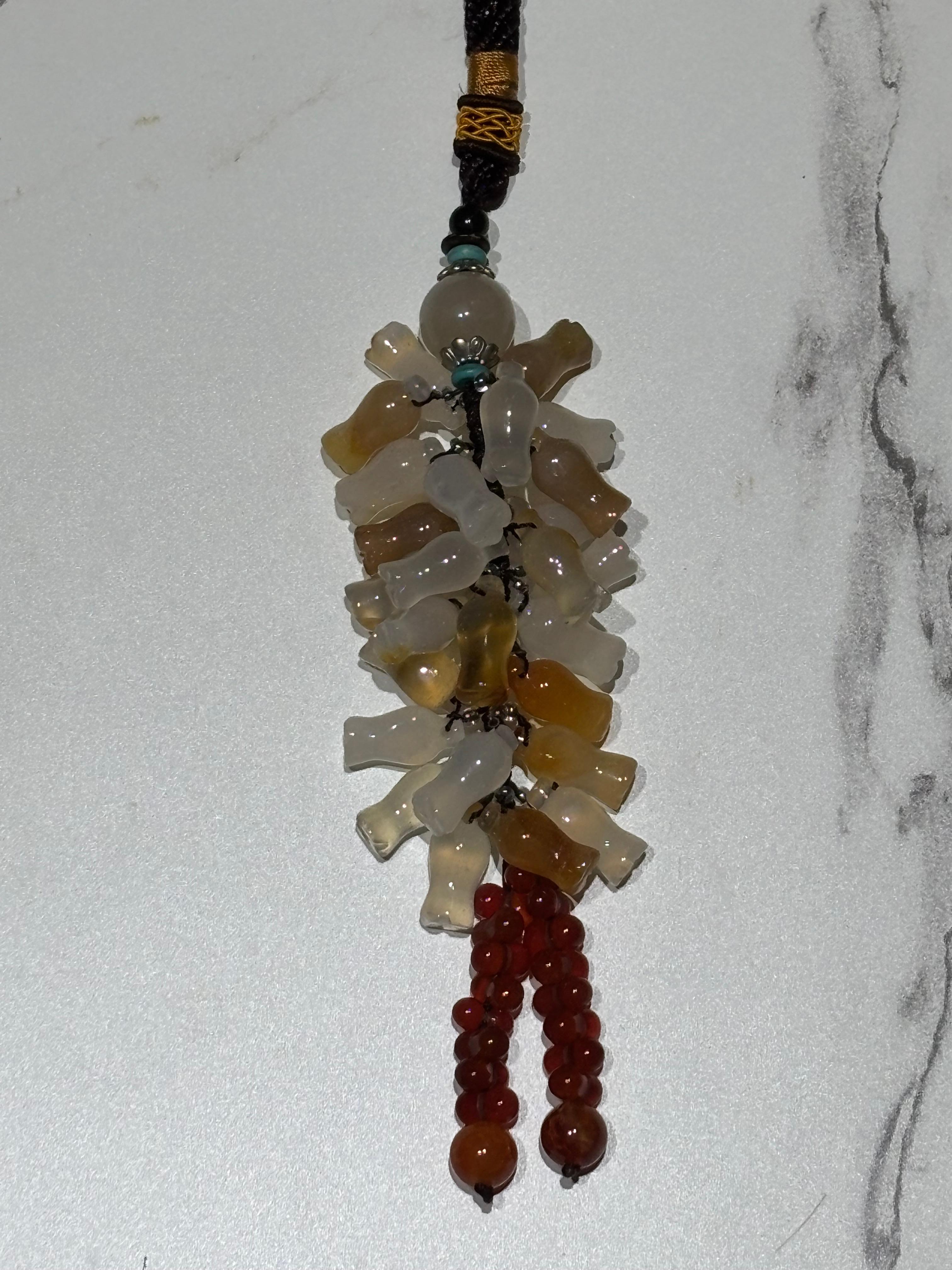 Natürliche birmanischen Jadeit Charm Armband oder Tasche Charm - Hand-Carved Kürbis Motive mit rotem Achat Akzente - Symbol des Überflusses und Schutz

Zelebrieren Sie Tradition, Symbolik und handwerkliche Eleganz mit diesem vielseitigen Armband aus
