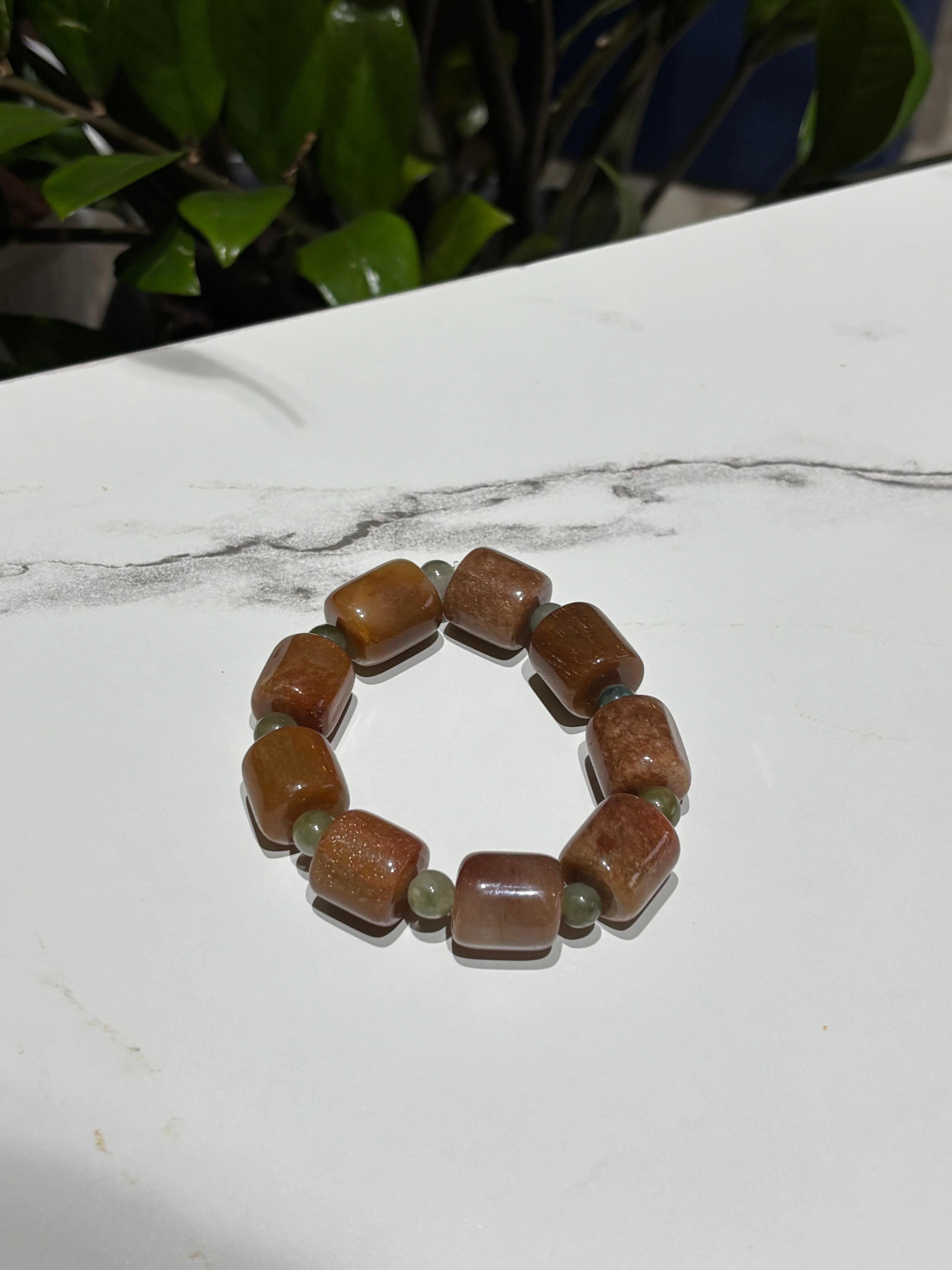 Natürliches birmanisches Jadeit-Armband - unbehandelt, handgeschnitzt, erdige Rot- und Grüntöne - selten und authentisch

Mit diesem authentischen birmanischen Jadeit-Armband, das aus handpolierten zylindrischen Jadeit-Perlen in satten Erdtönen von