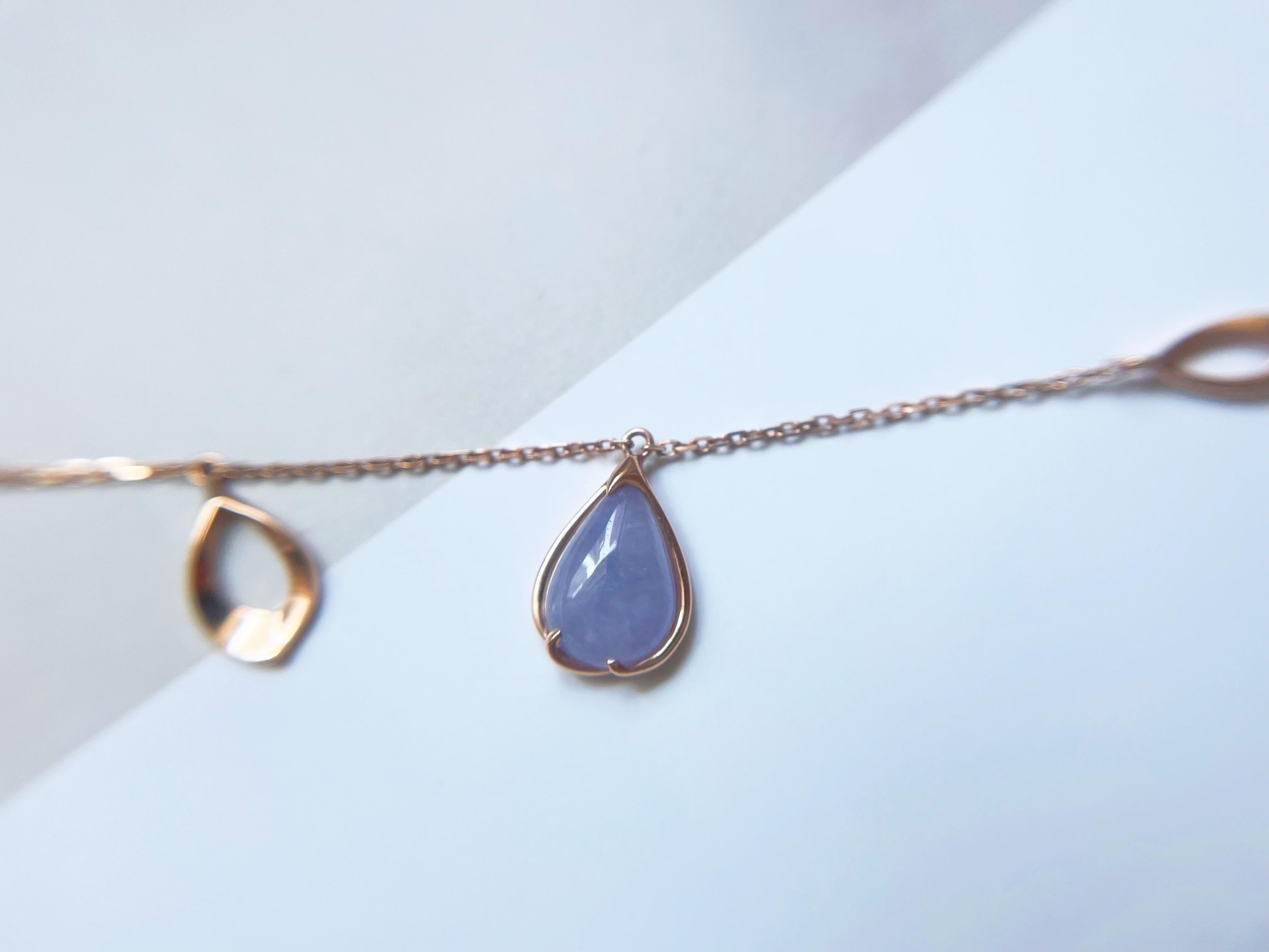 Découvrez la beauté de notre bracelet conçu sur mesure et fabriqué à la main, mettant en vedette une superbe jadéite naturelle lavande du Myanmar, élégamment sertie dans un luxueux bracelet en or rose 18 carats. Ce bracelet exquis présente une forme