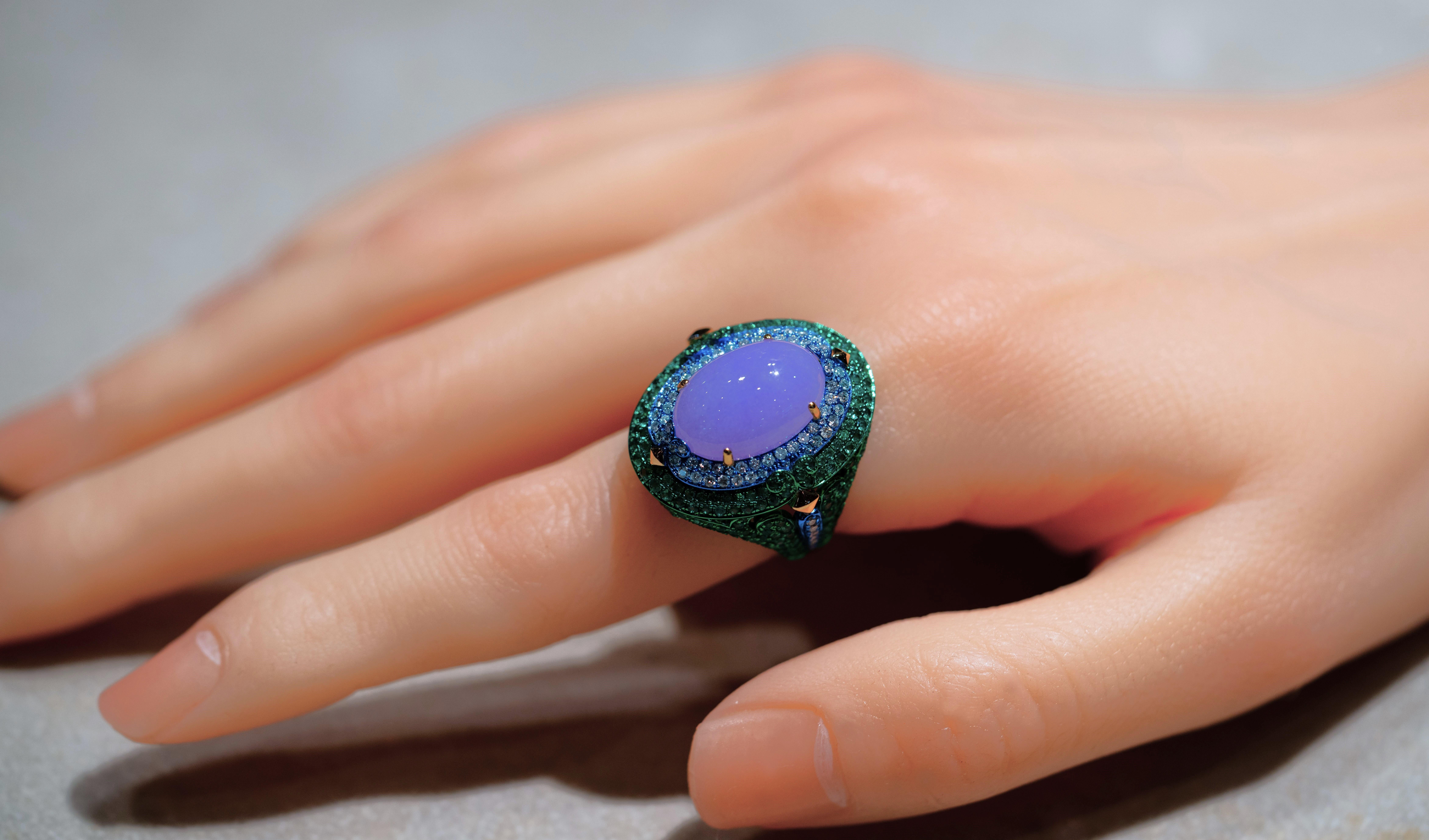 Ring aus natürlicher burmesischer lila Jade, Diamant und Smaragd, 18 Karat Gold, Austy Lee für Damen oder Herren im Angebot