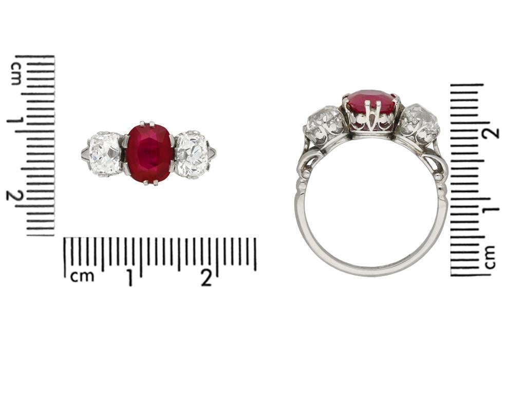 Natürlicher birmanischer Rubin-Diamant-Dreisteinring, um 1910 (Ovalschliff) im Angebot