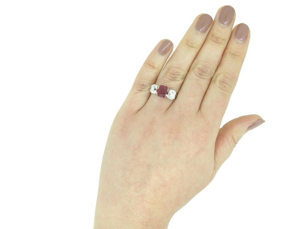 Anillo de tres piedras con diamante y rubí birmano natural, hacia 1910 en Bueno estado para la venta en London, GB