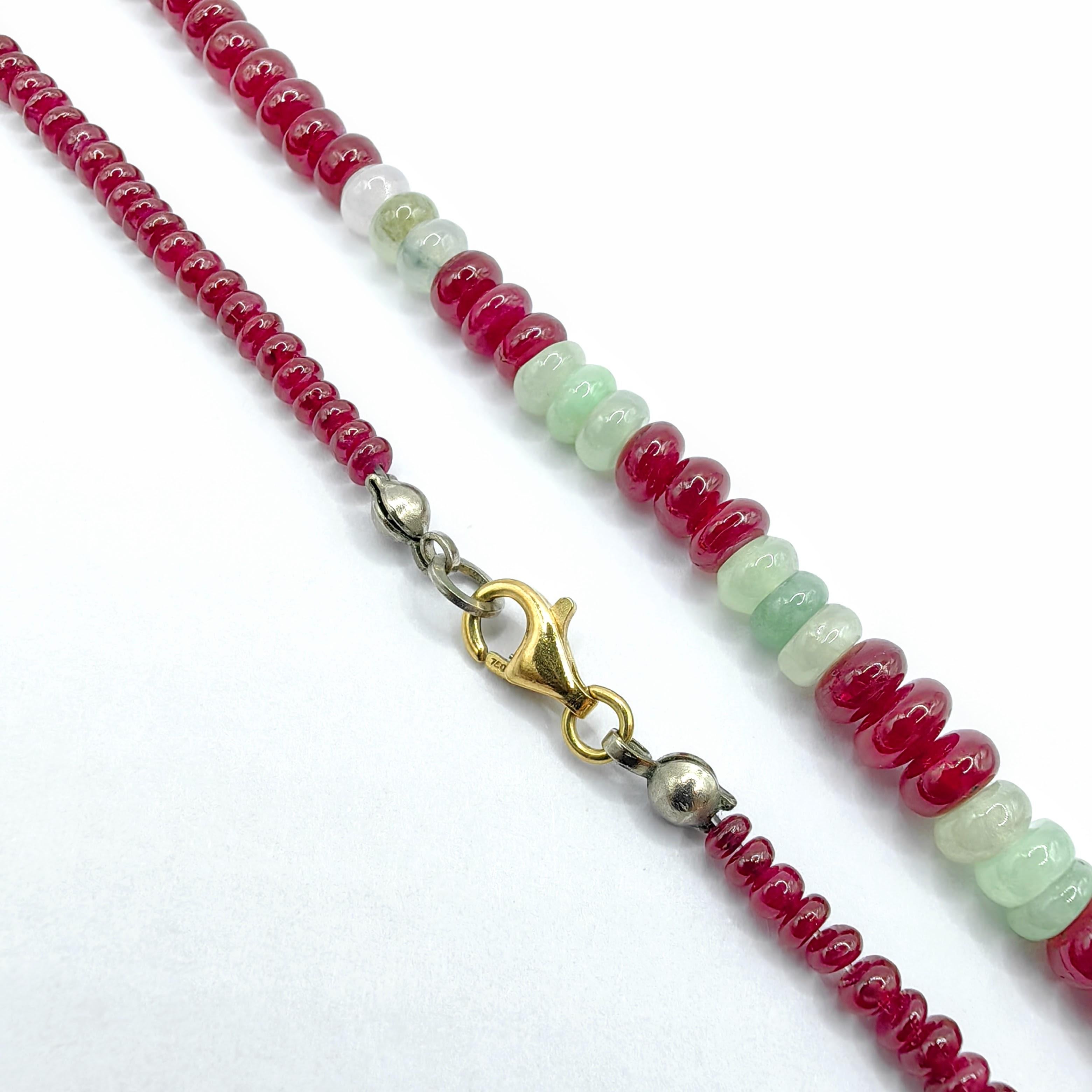 Questa squisita collana di rubini naturali e perline di giada è un'incredibile fusione di rosso intenso e di verdi tenui, che incarna sia l'eleganza che il significato culturale. La collana è caratterizzata da perline di rubino lucido, che irradiano